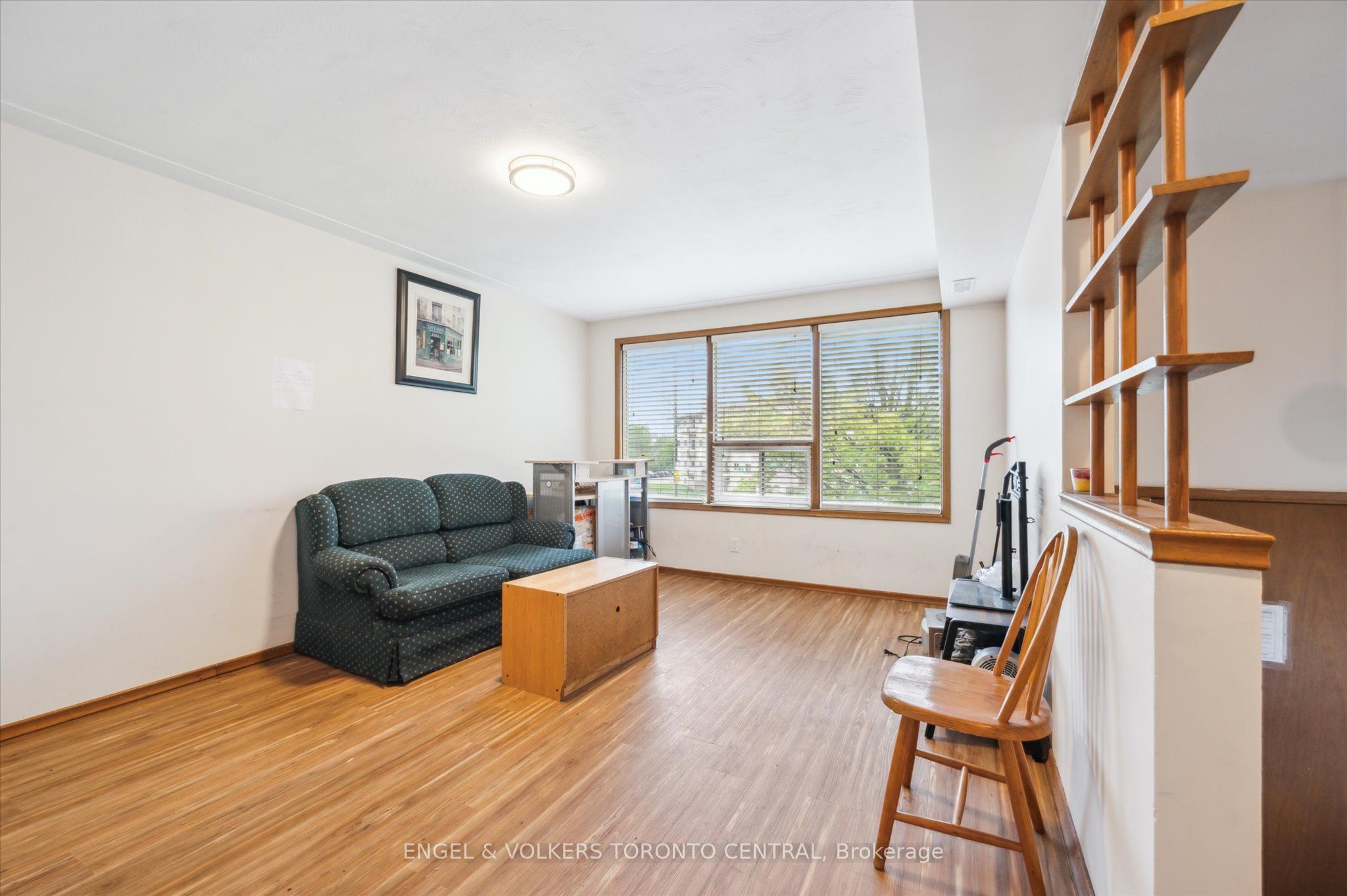 155 University Avenue E Property Photo 17