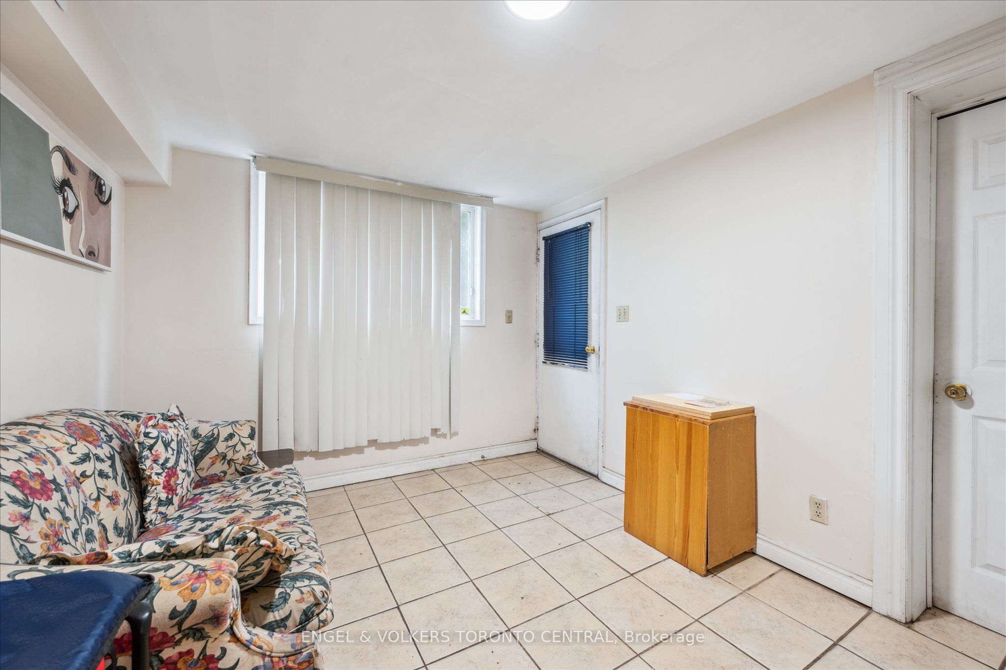 155 University Avenue E Property Photo 24