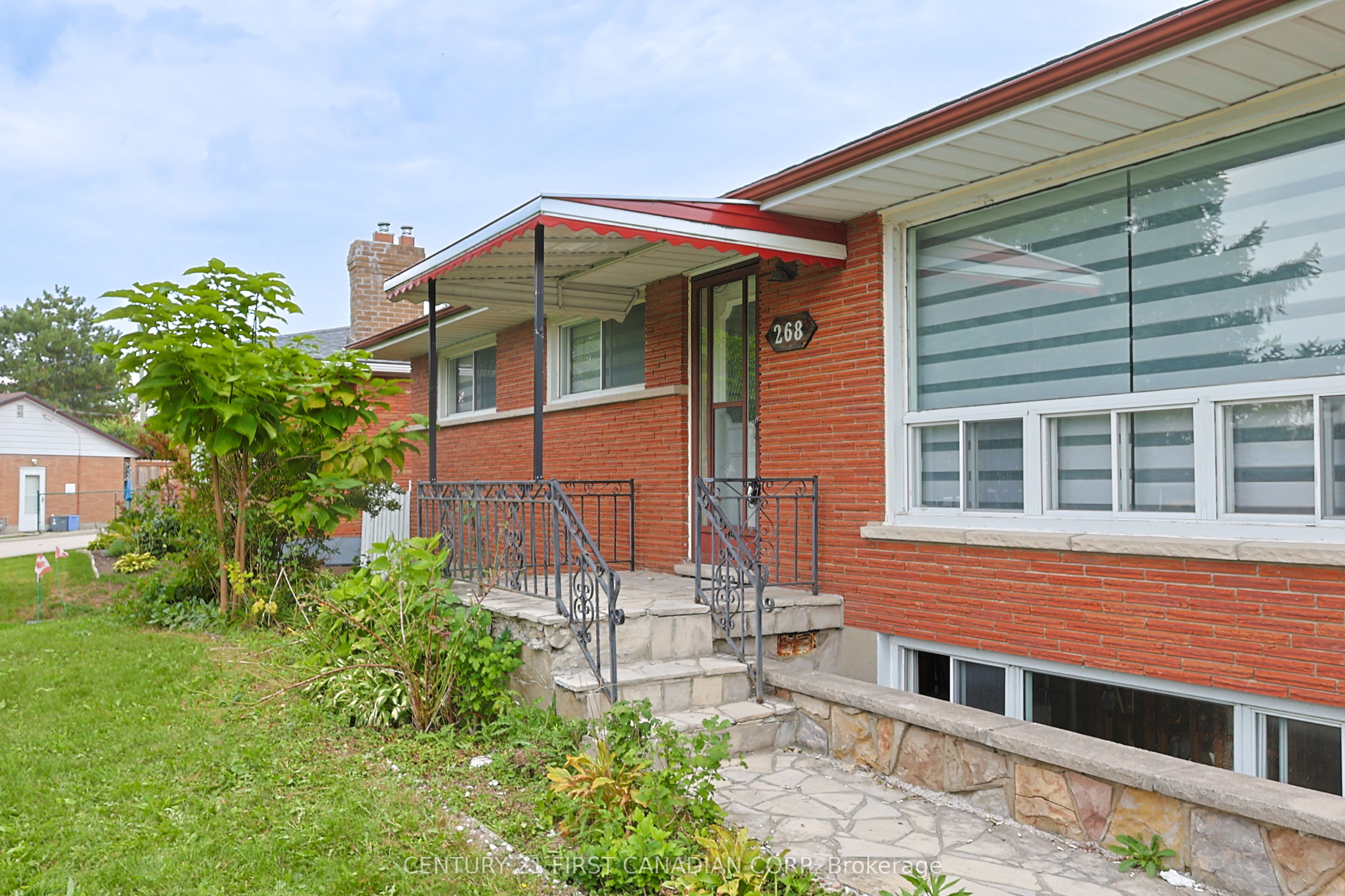 268 BURLINGTON Crescent Upper Property Photo 1