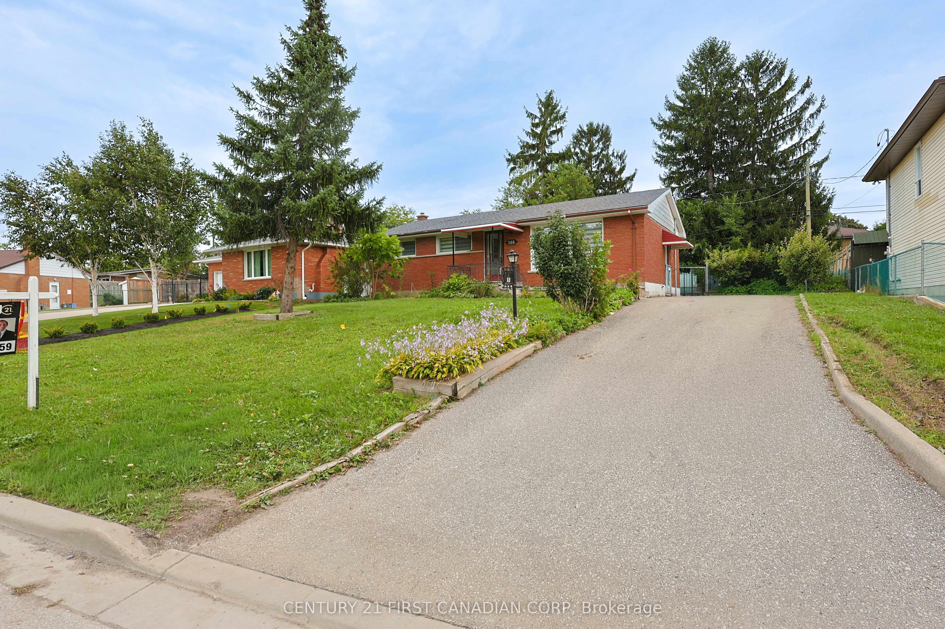 268 Burlington Crescent Upper Property Photo 2