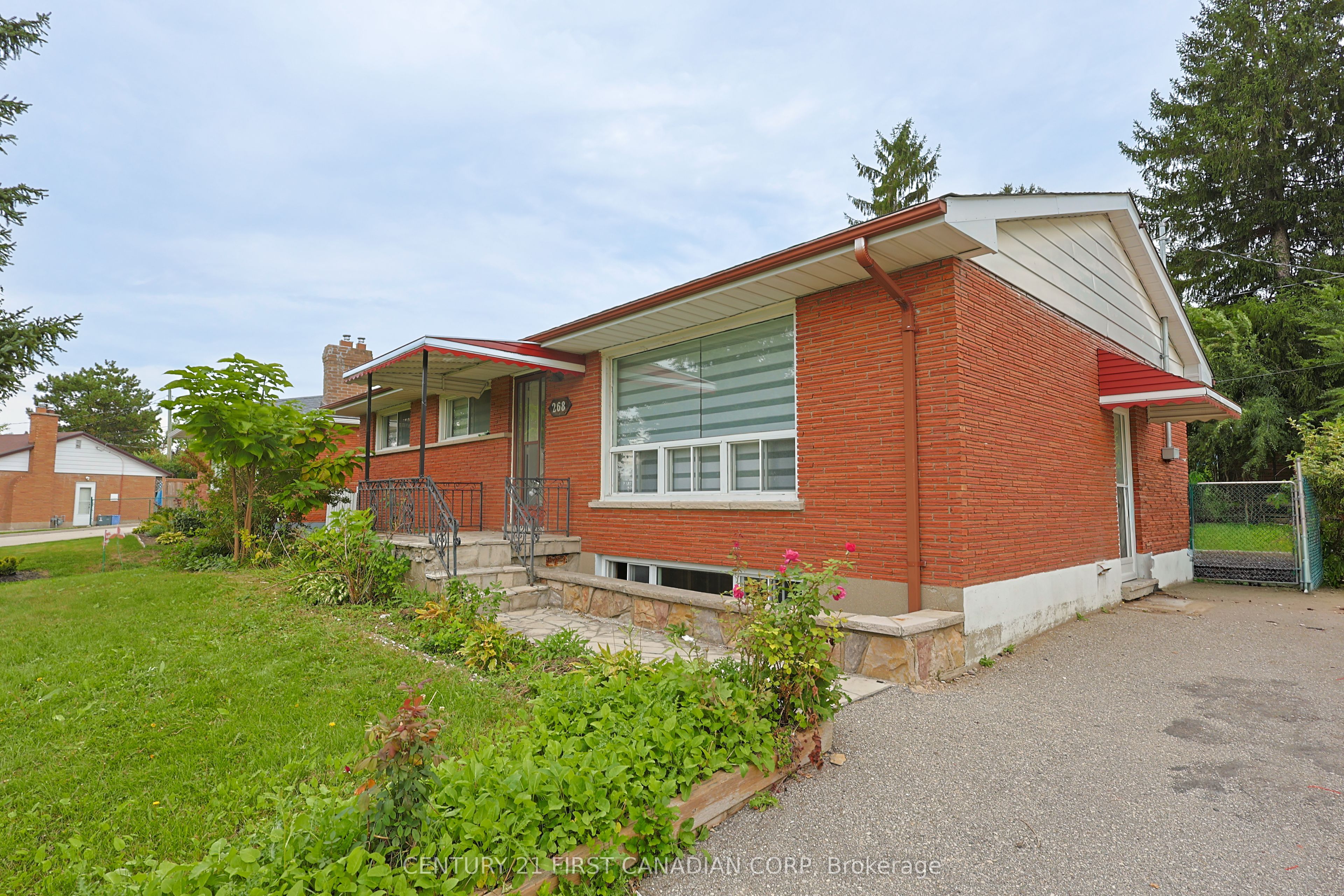268 Burlington Crescent Upper Property Photo 3