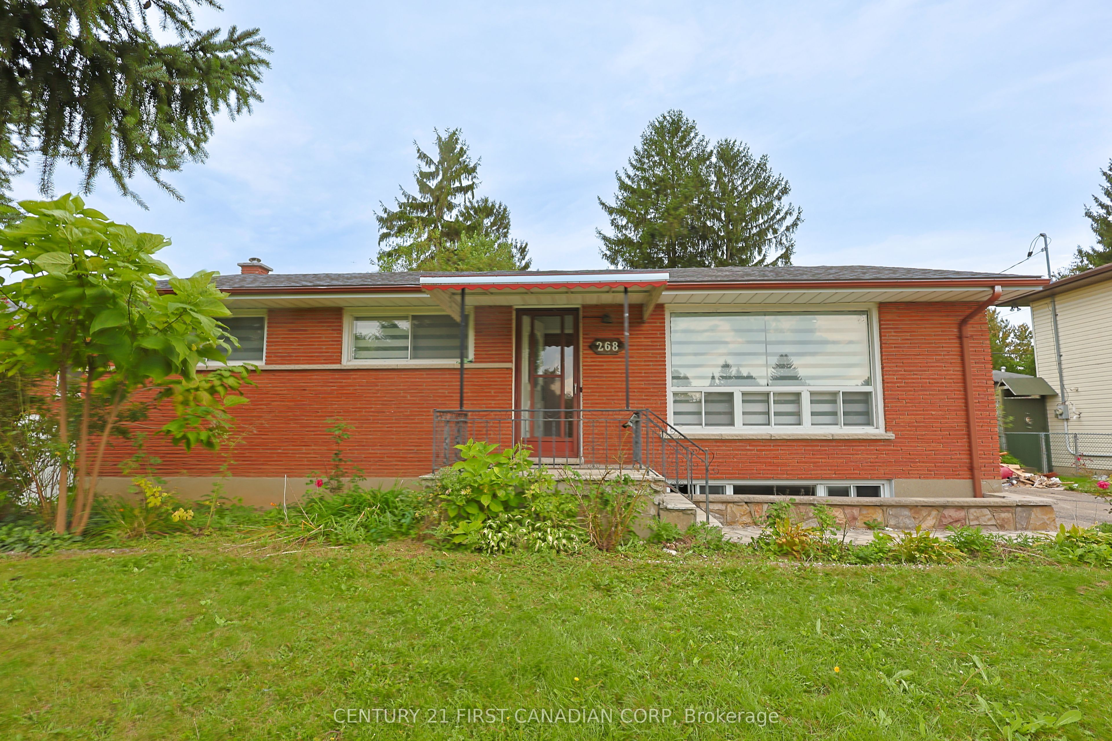 268 Burlington Crescent Upper Property Photo 4