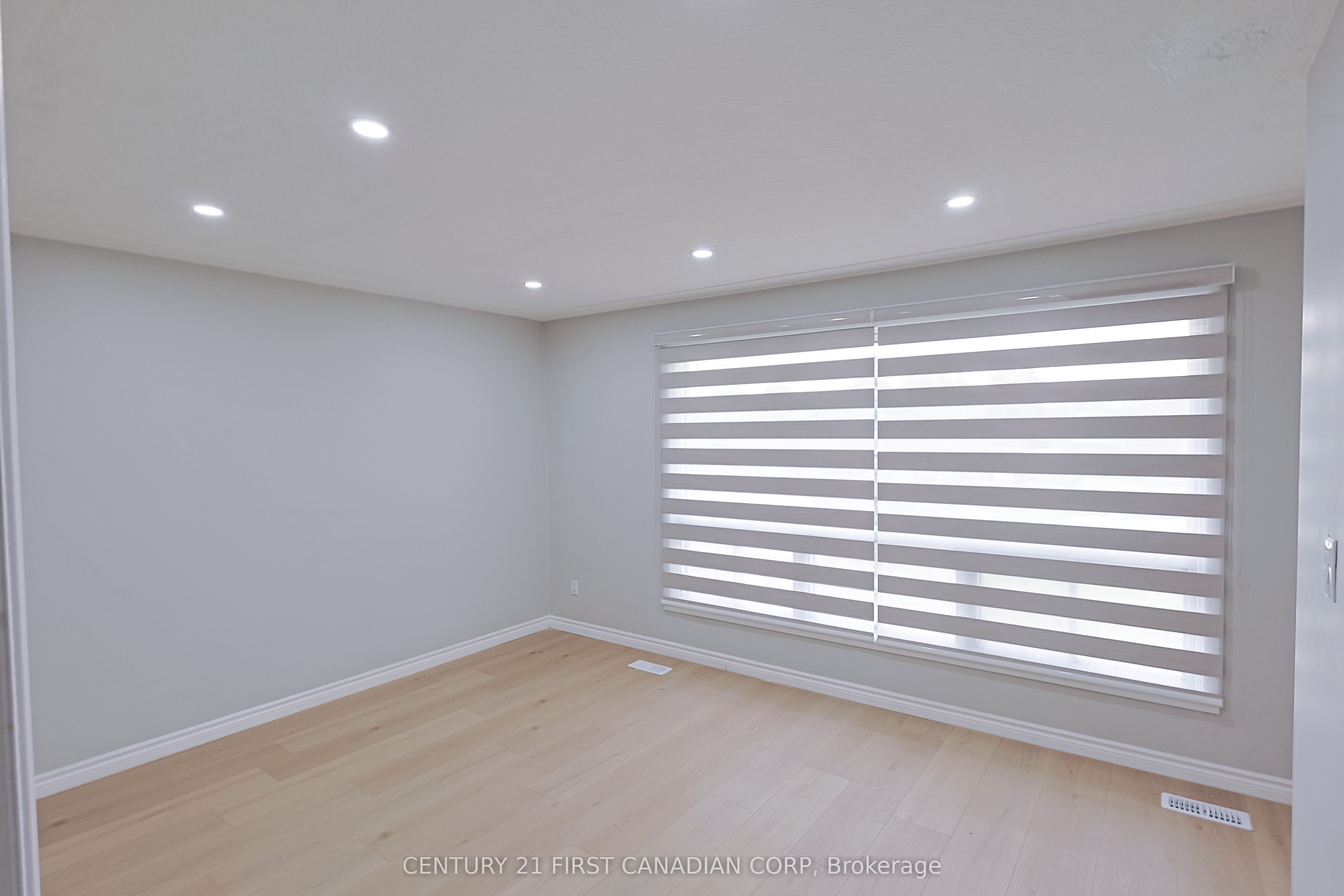 268 Burlington Crescent Upper Property Photo 5