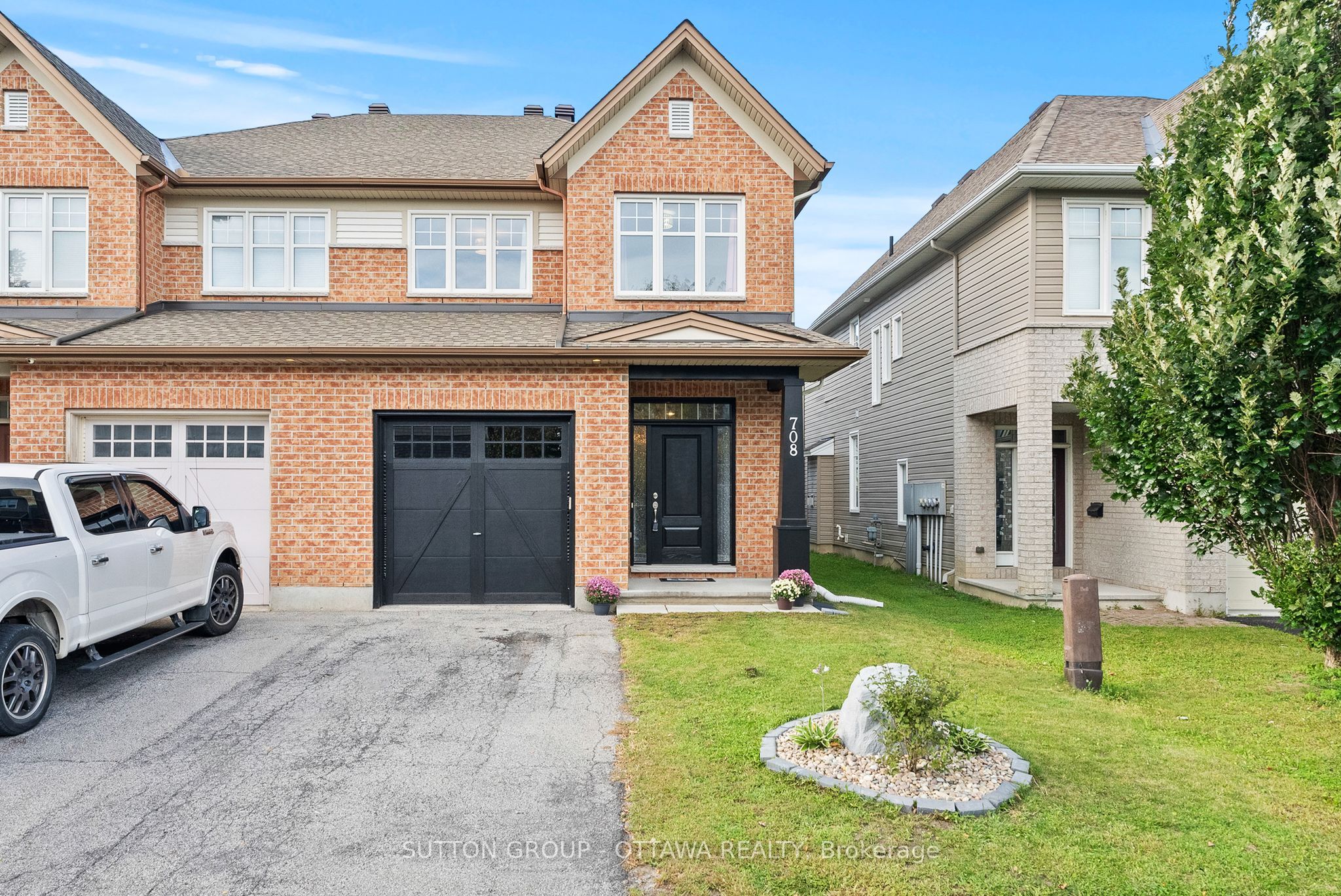 708 Hazelnut Crescent Property Photo 1