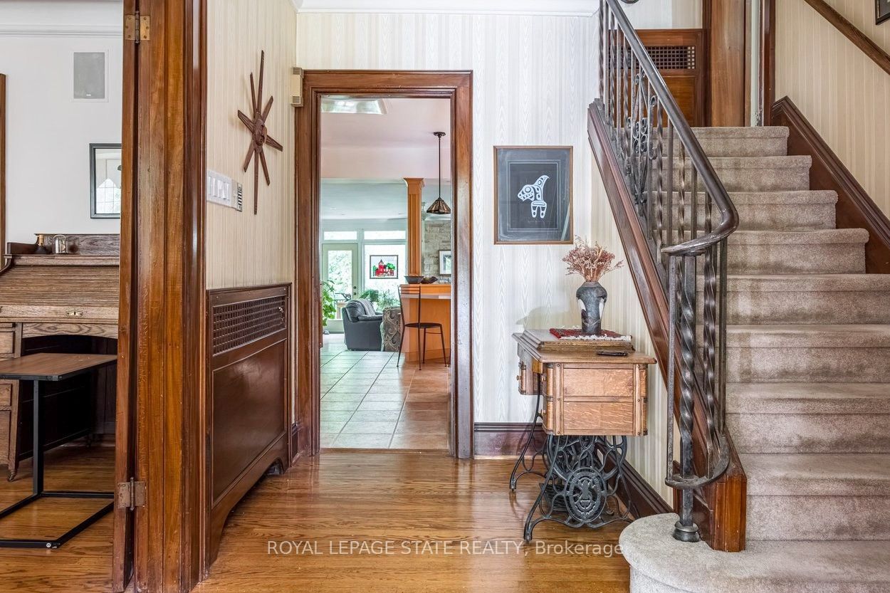 18 Forsyth Avenue N Property Photo 7