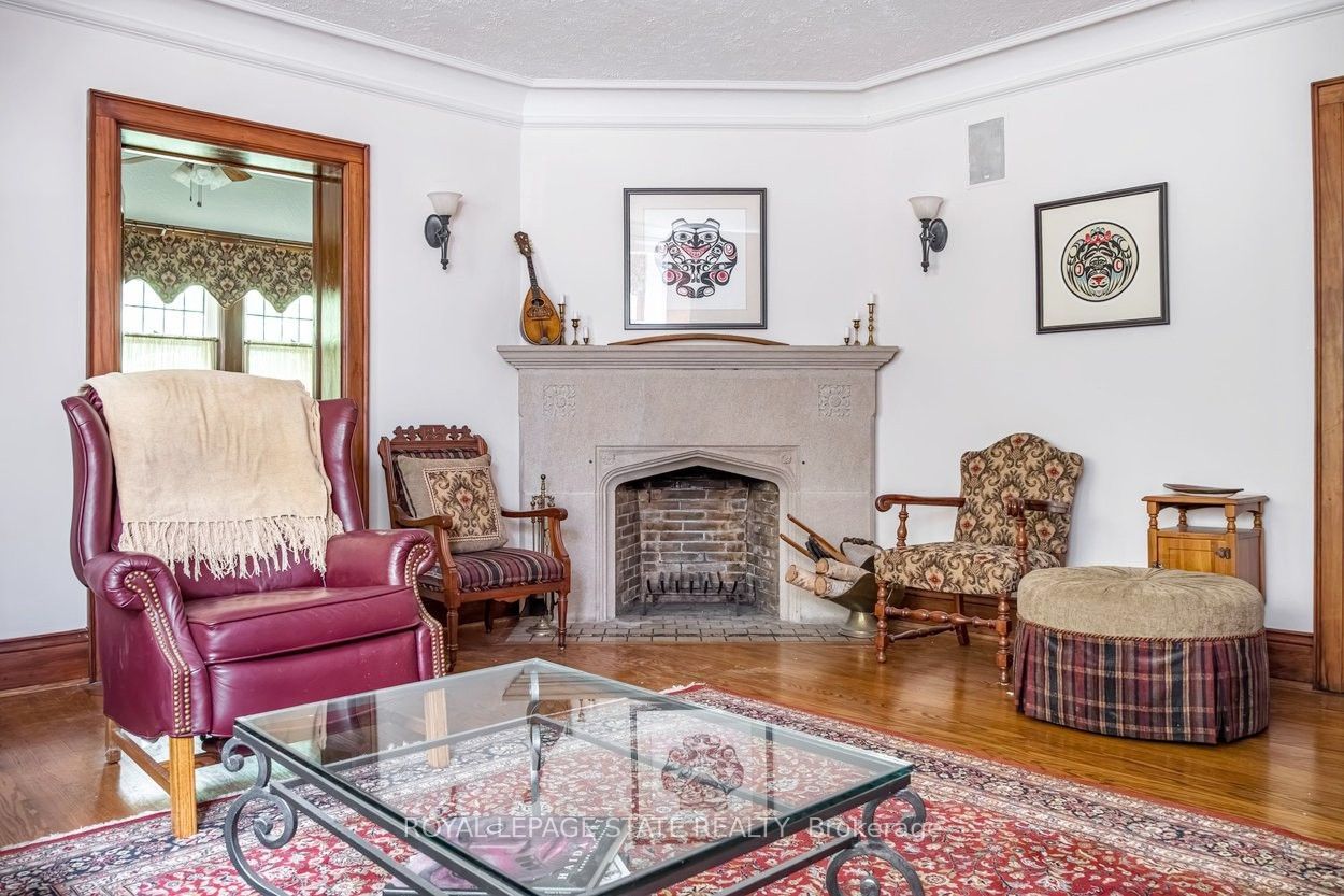 18 Forsyth Avenue N Property Photo 9