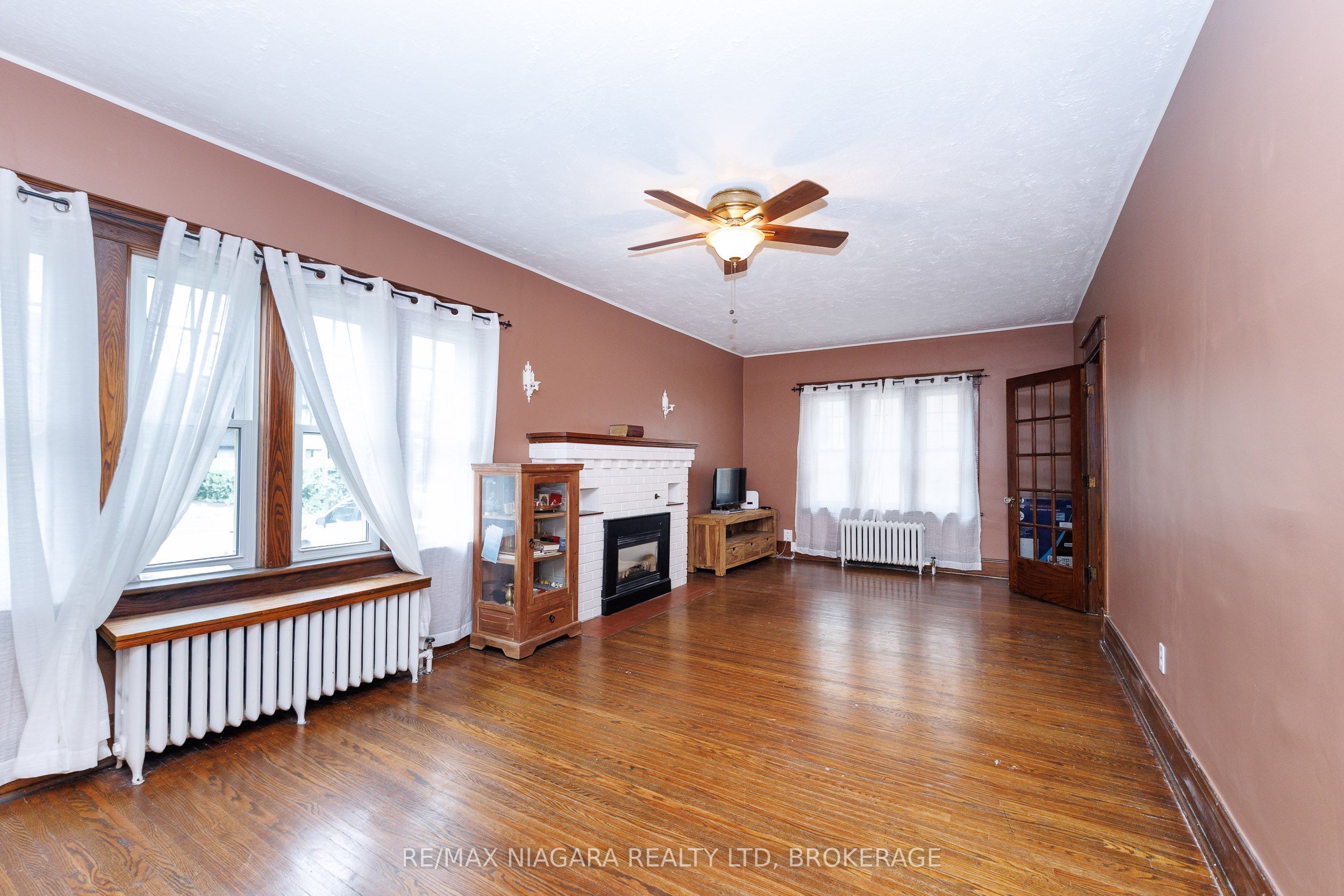 4864 Simcoe Street Property Photo 4
