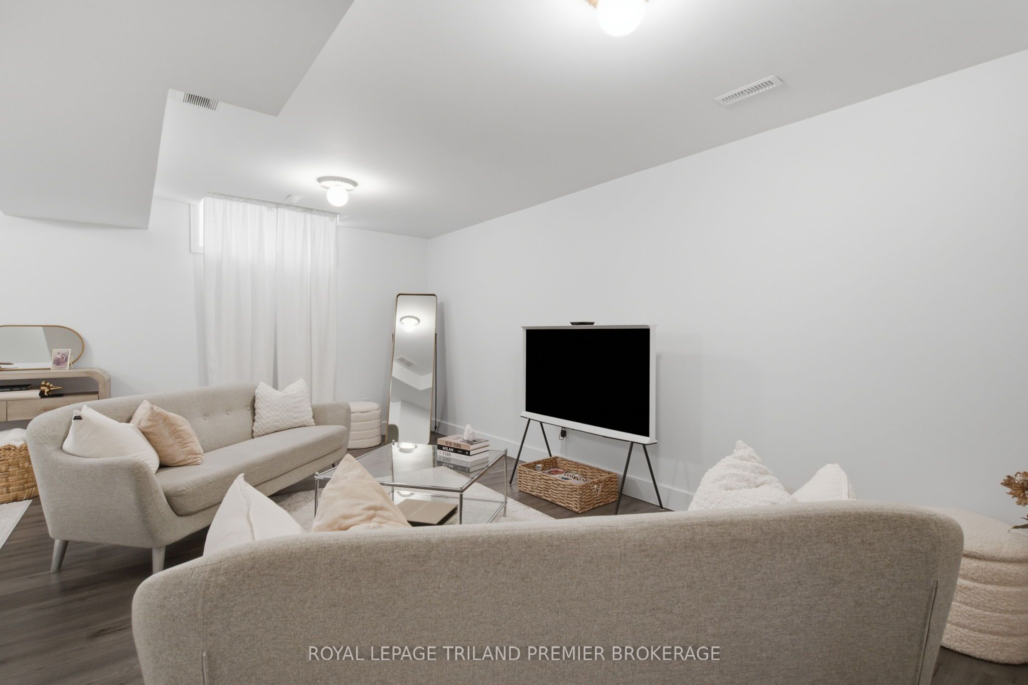 570 Garibaldi Avenue Property Photo 32