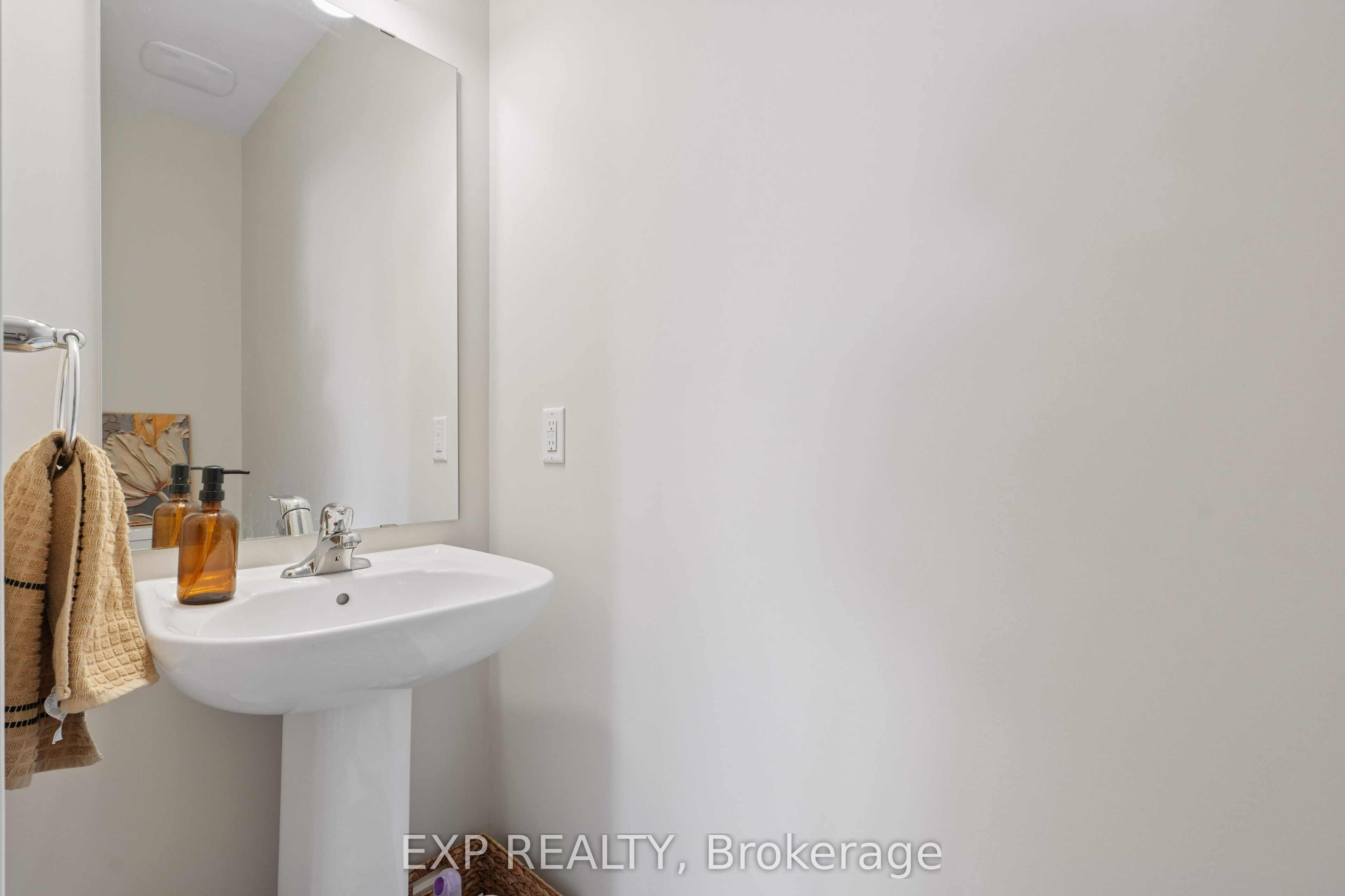 6384 Ottawa St W Street Property Photo 4