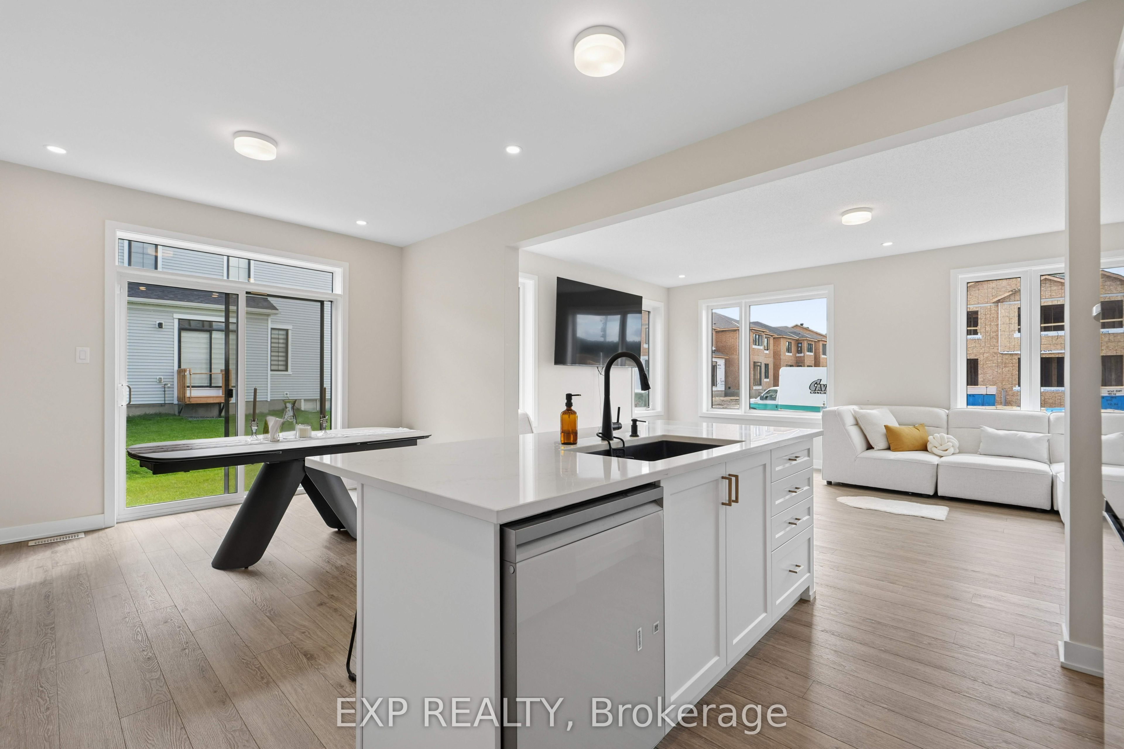 6384 Ottawa St W Street Property Photo 5