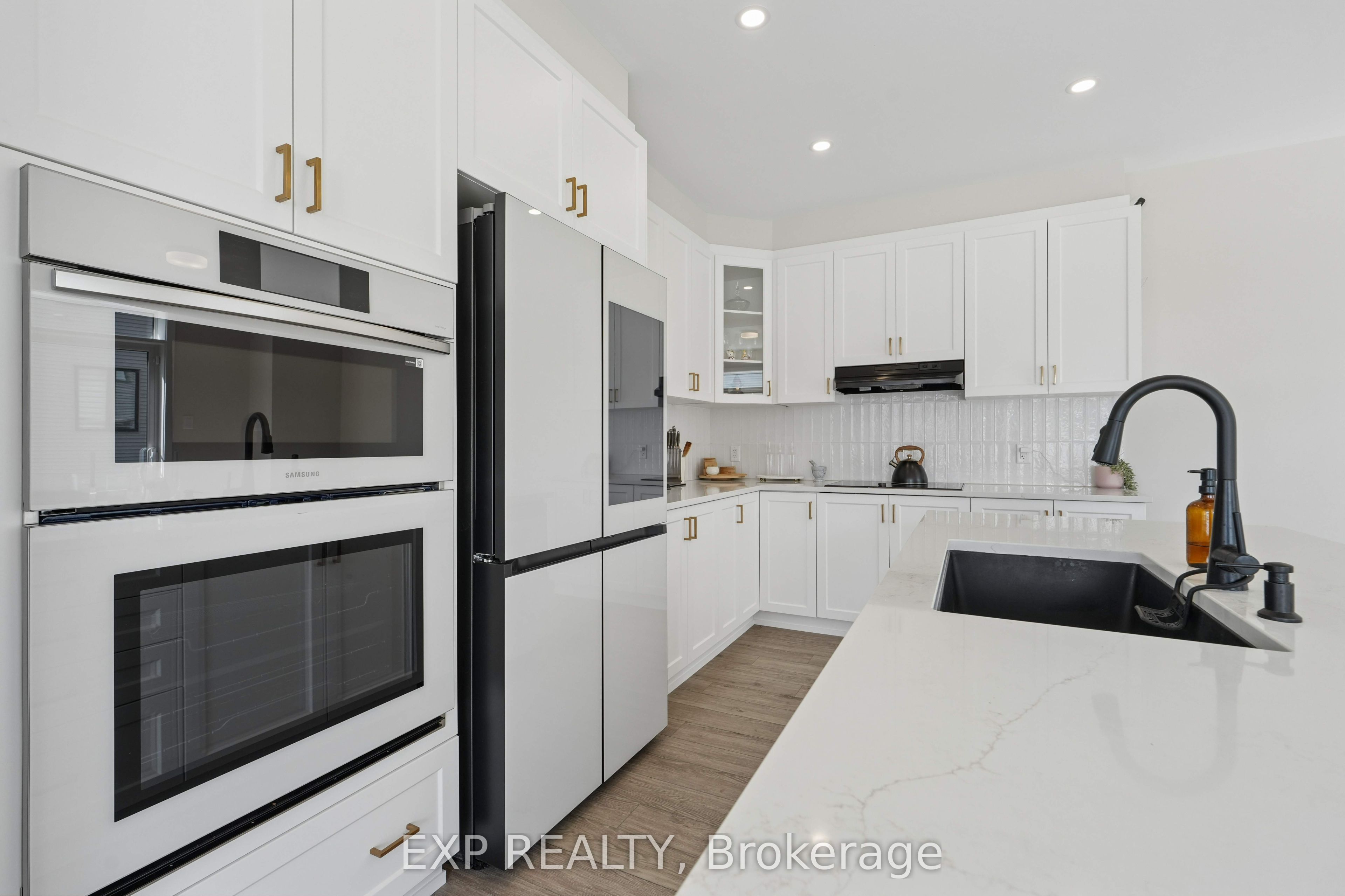 6384 Ottawa St W Street Property Photo 6