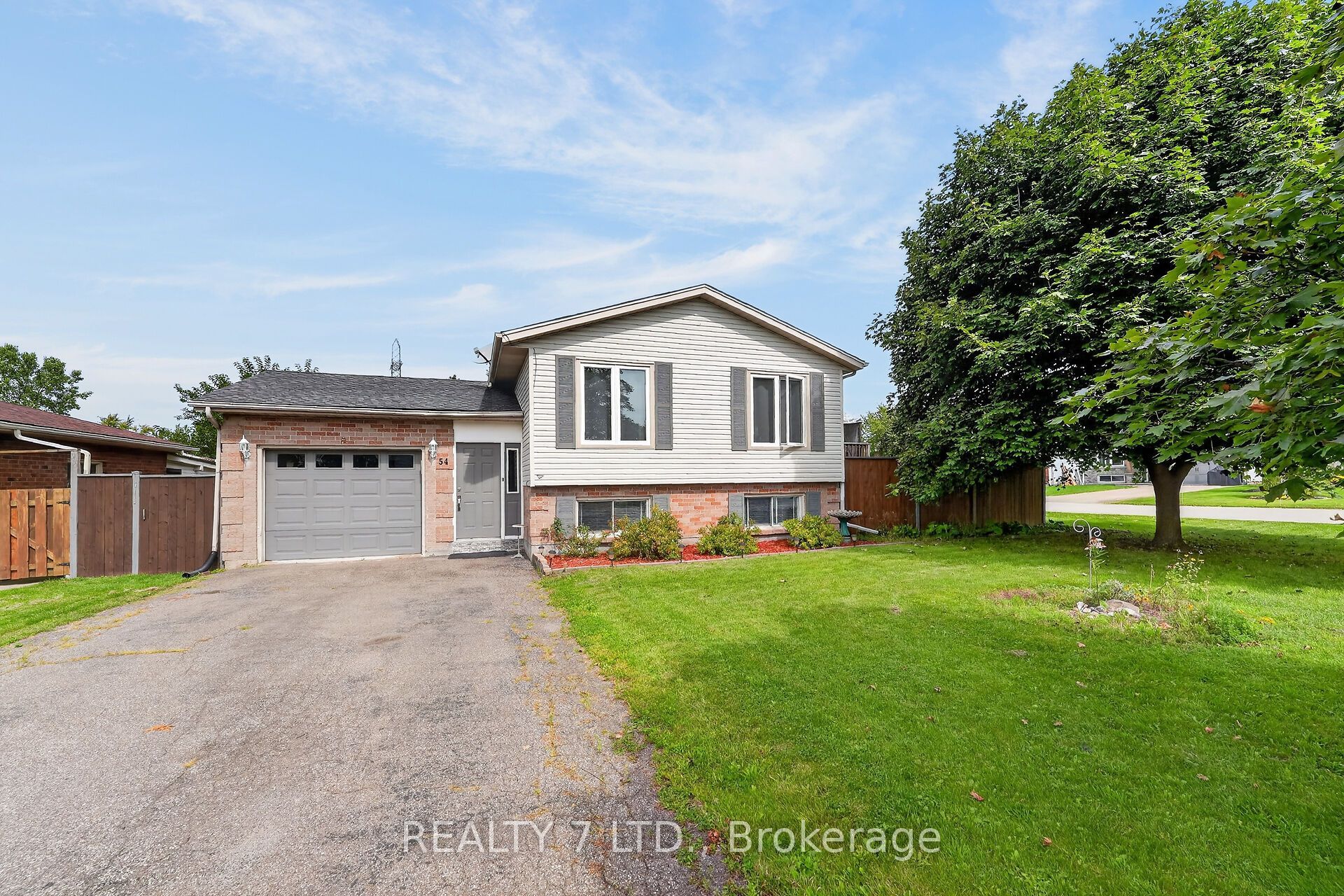 54 COWAN Drive Property Photo 1