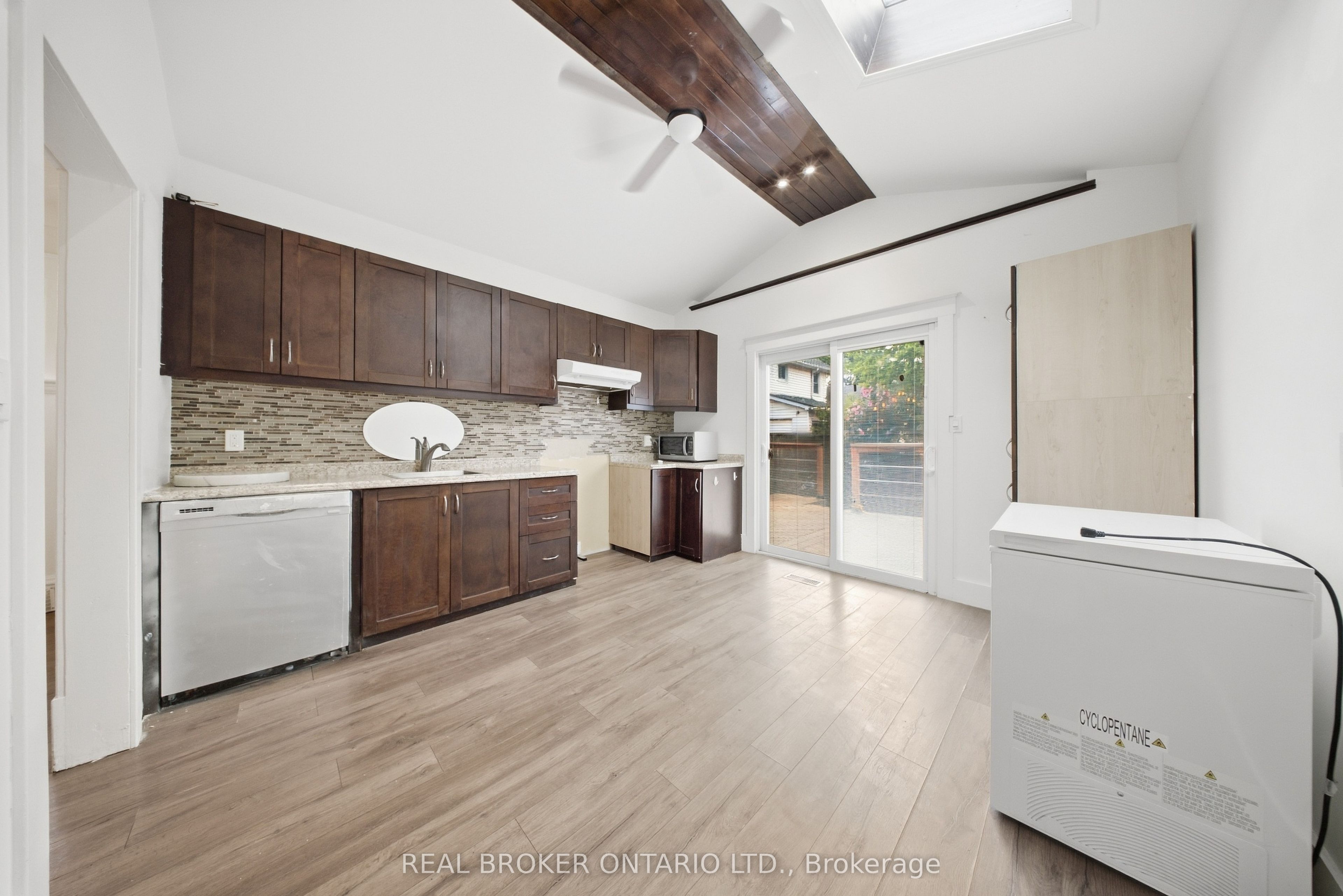 1082 Cannon Street E Property Photo 10