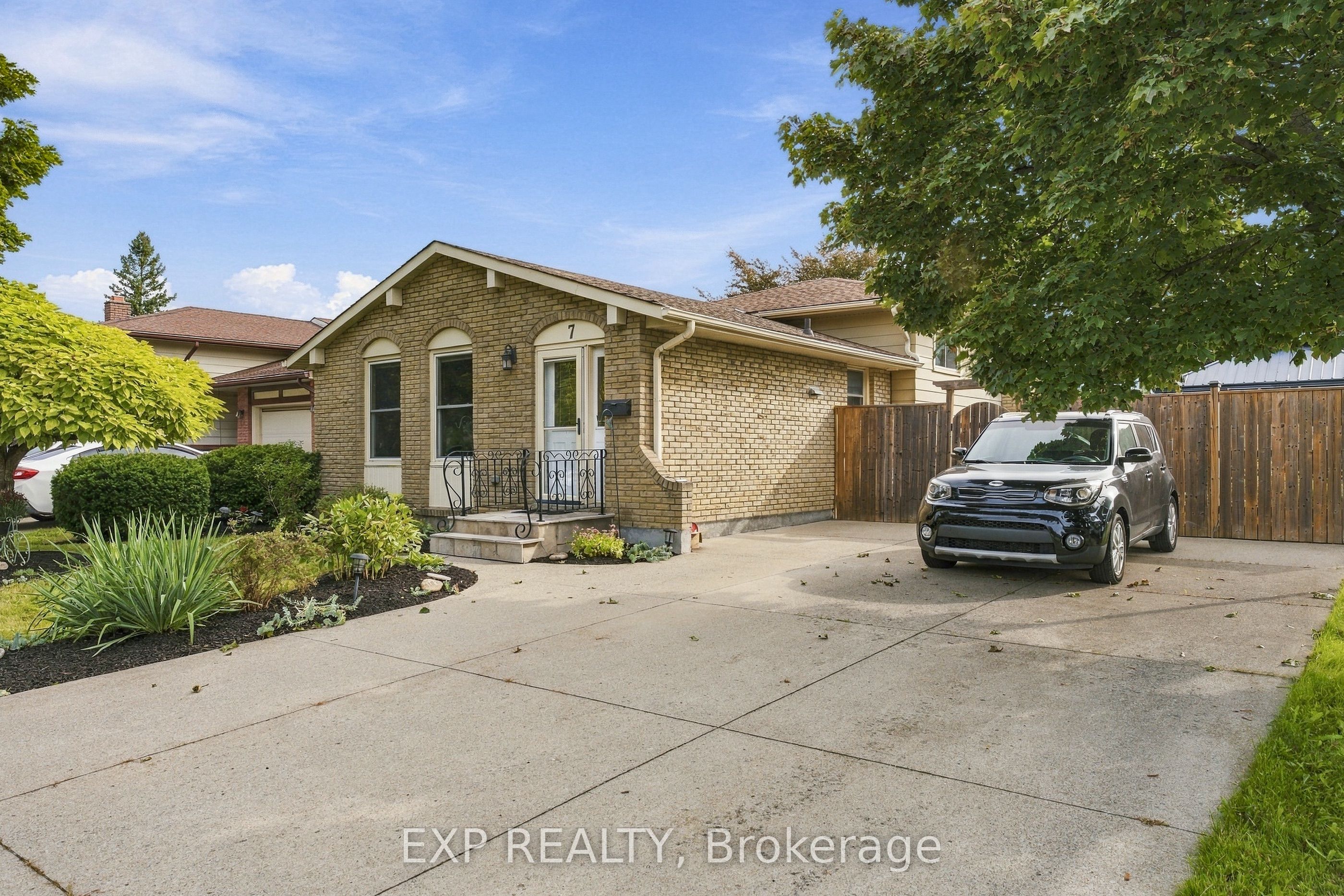 7 Roehampton Avenue Property Photo 1