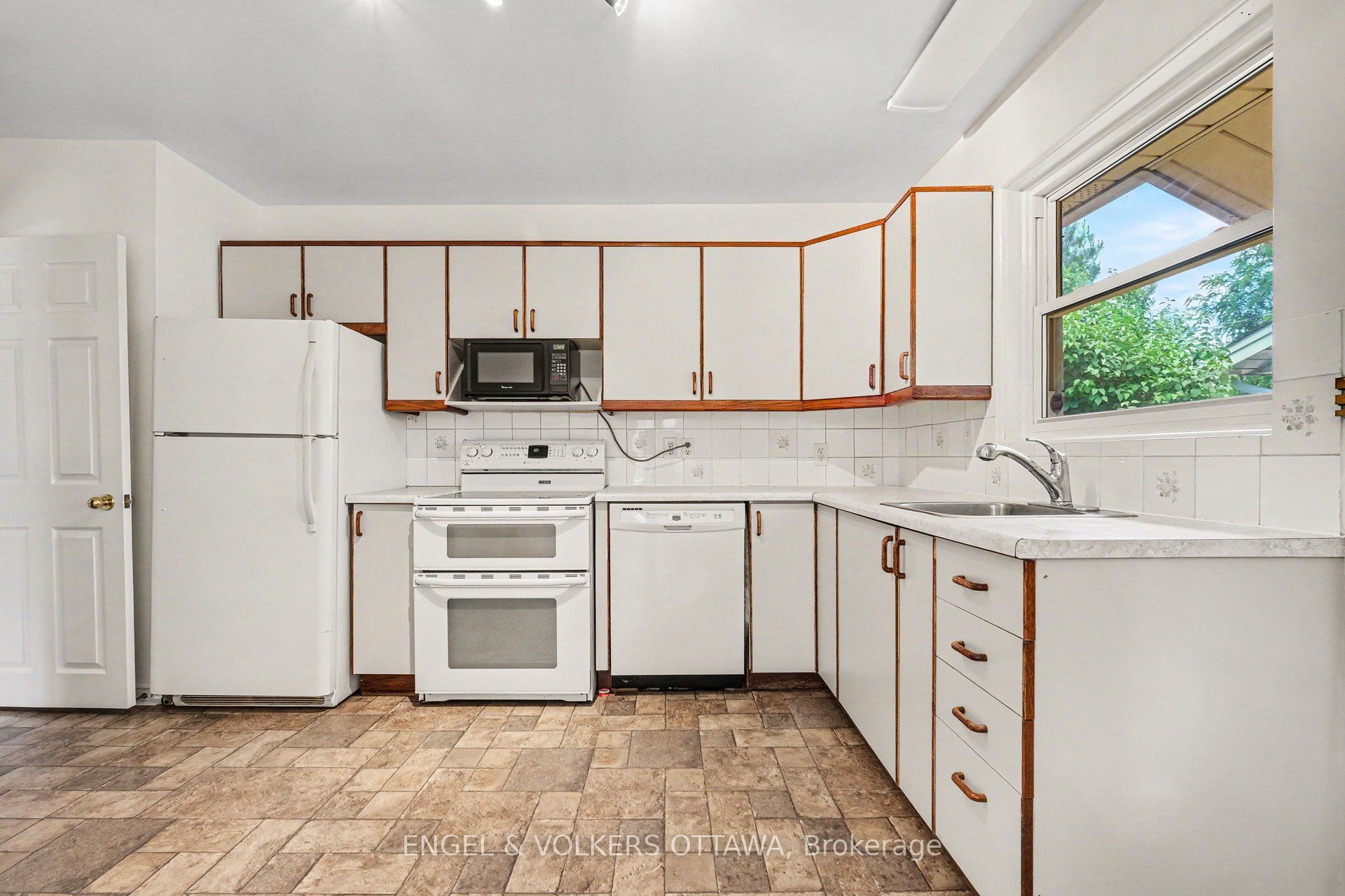 325 Summit Avenue Property Photo 11