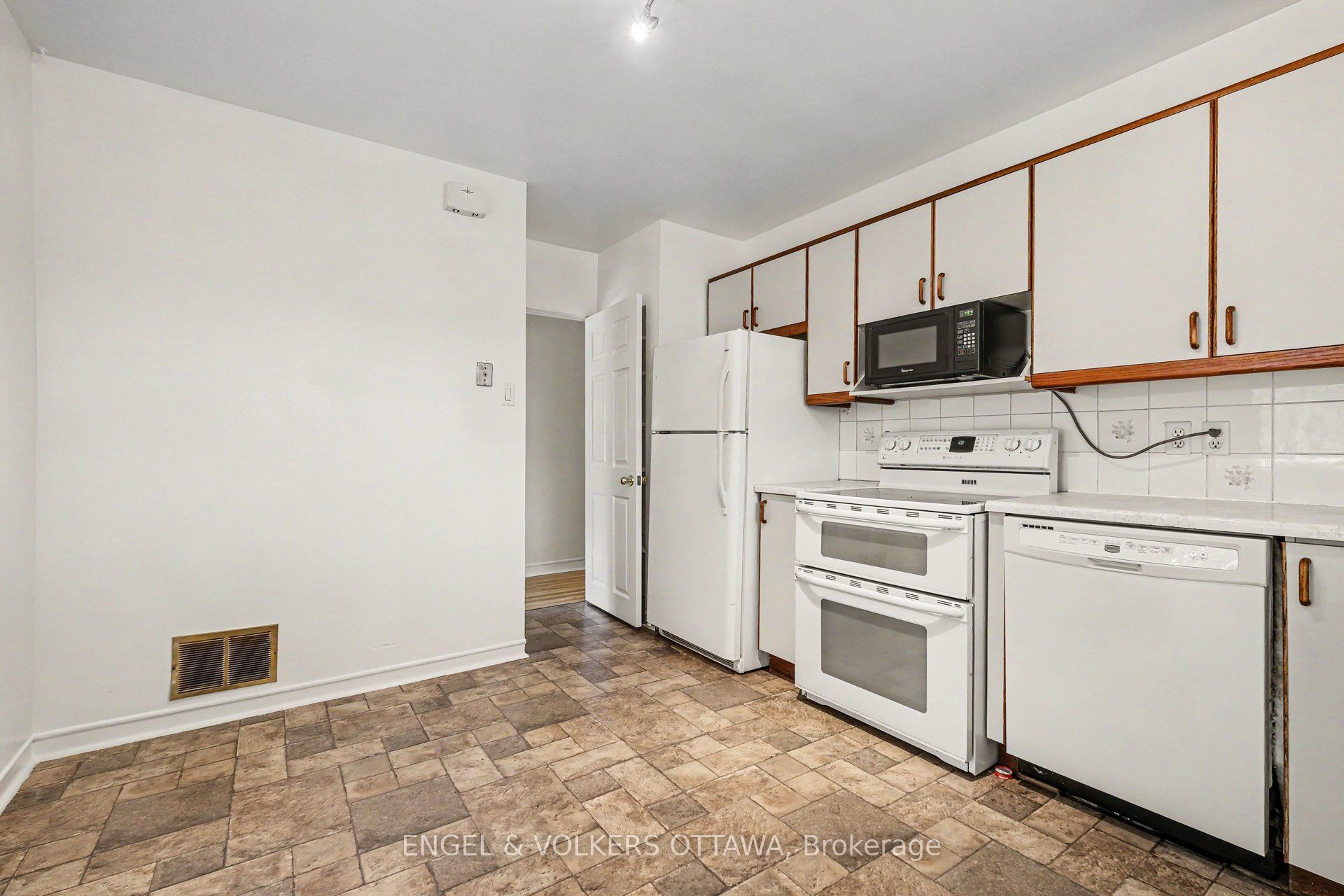 325 Summit Avenue Property Photo 12
