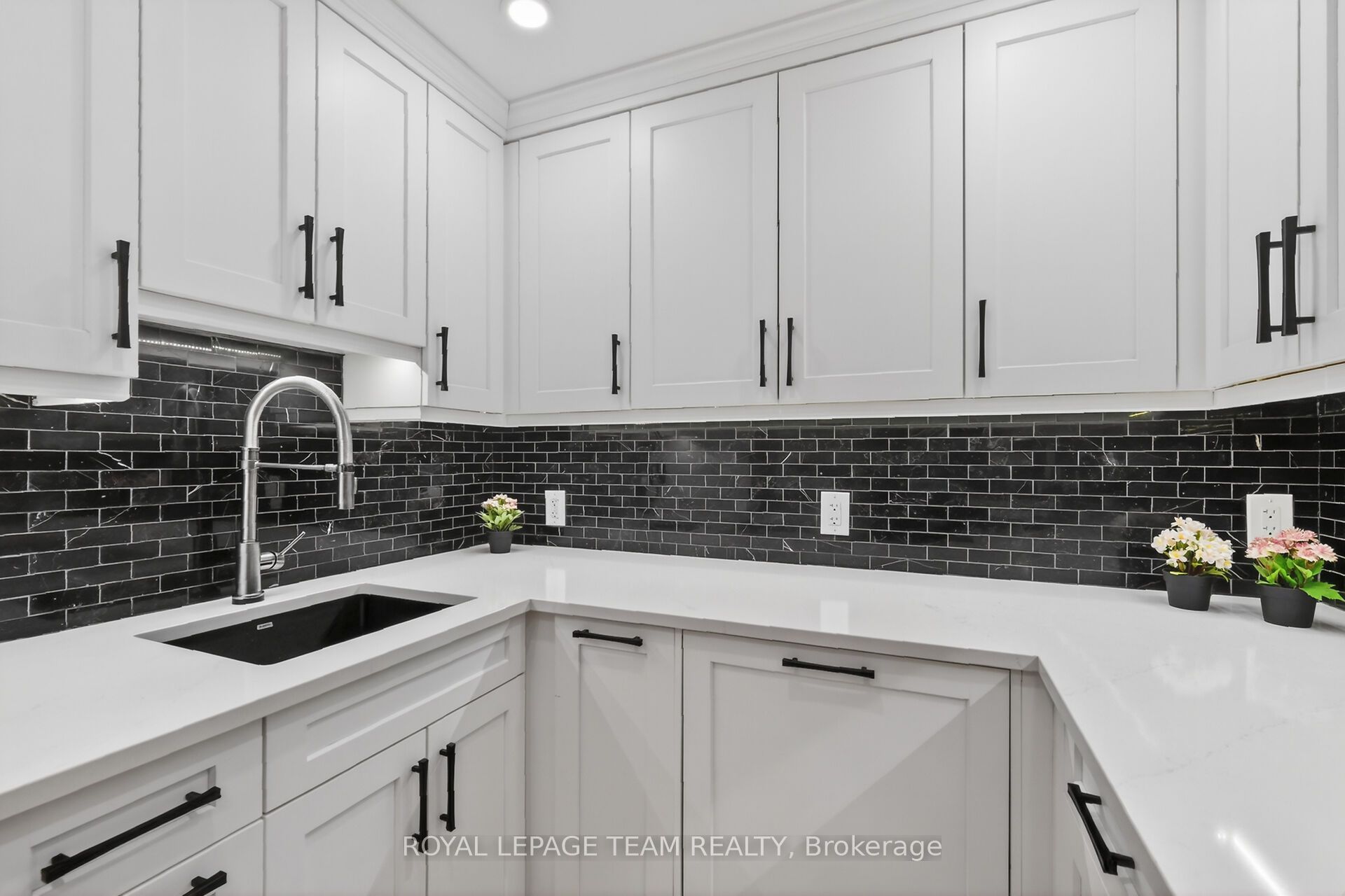 515 St Laurent Boulevard 2012 Property Photo 8