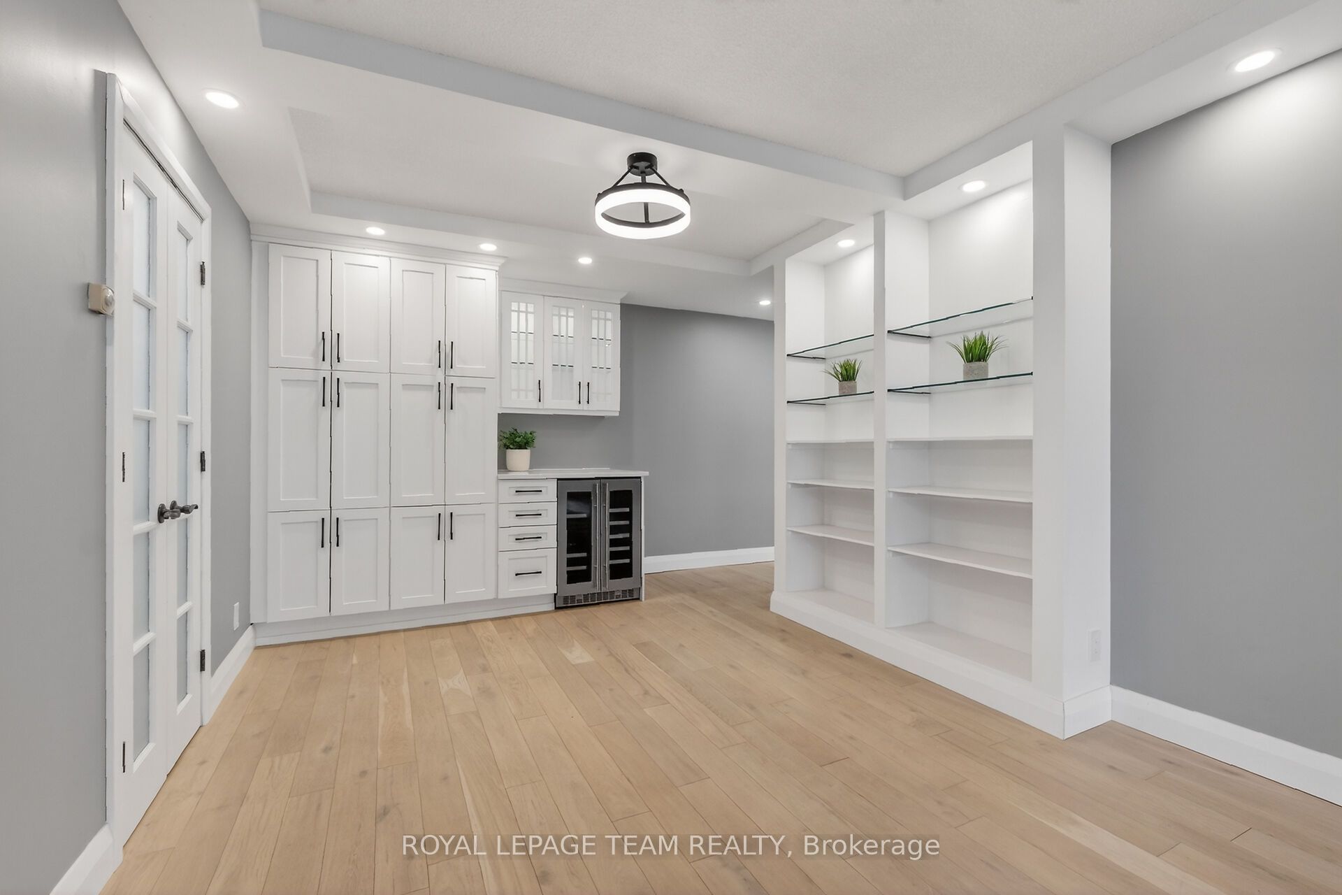 515 St Laurent Boulevard 2012 Property Photo 12
