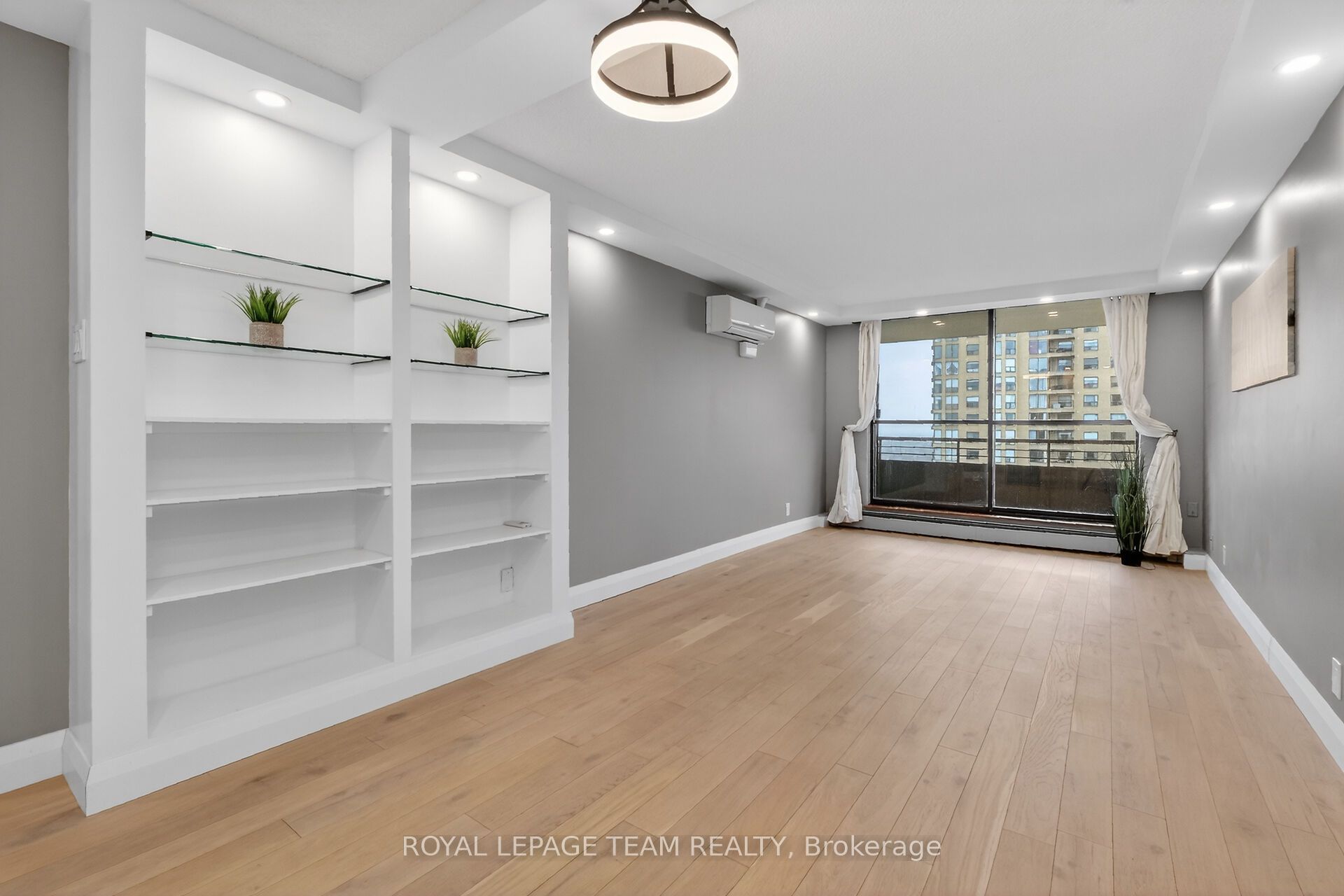 515 St Laurent Boulevard 2012 Property Photo 13