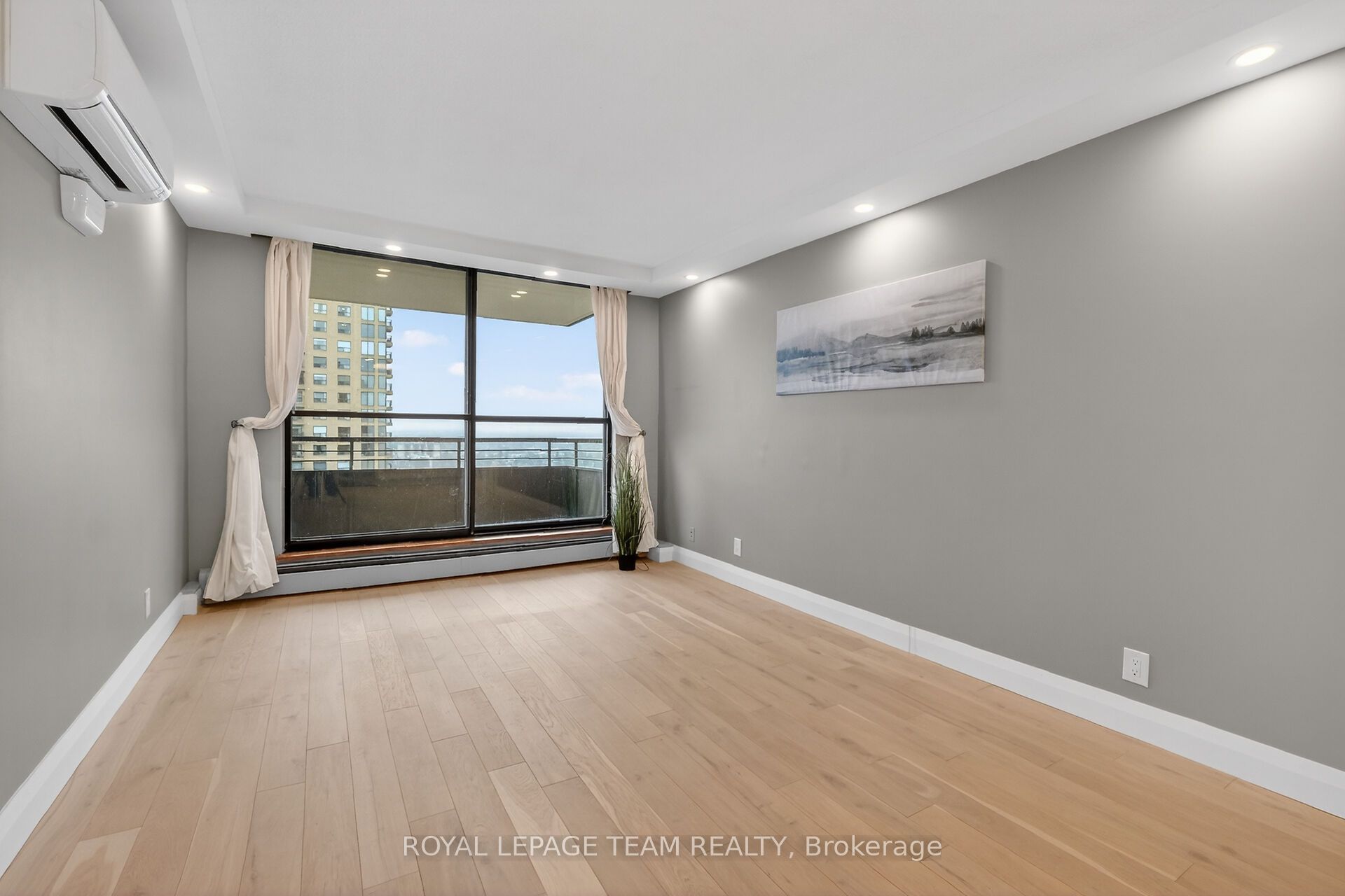 515 St Laurent Boulevard 2012 Property Photo 15