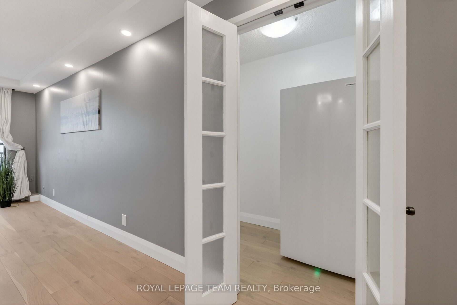 515 St Laurent Boulevard 2012 Property Photo 16