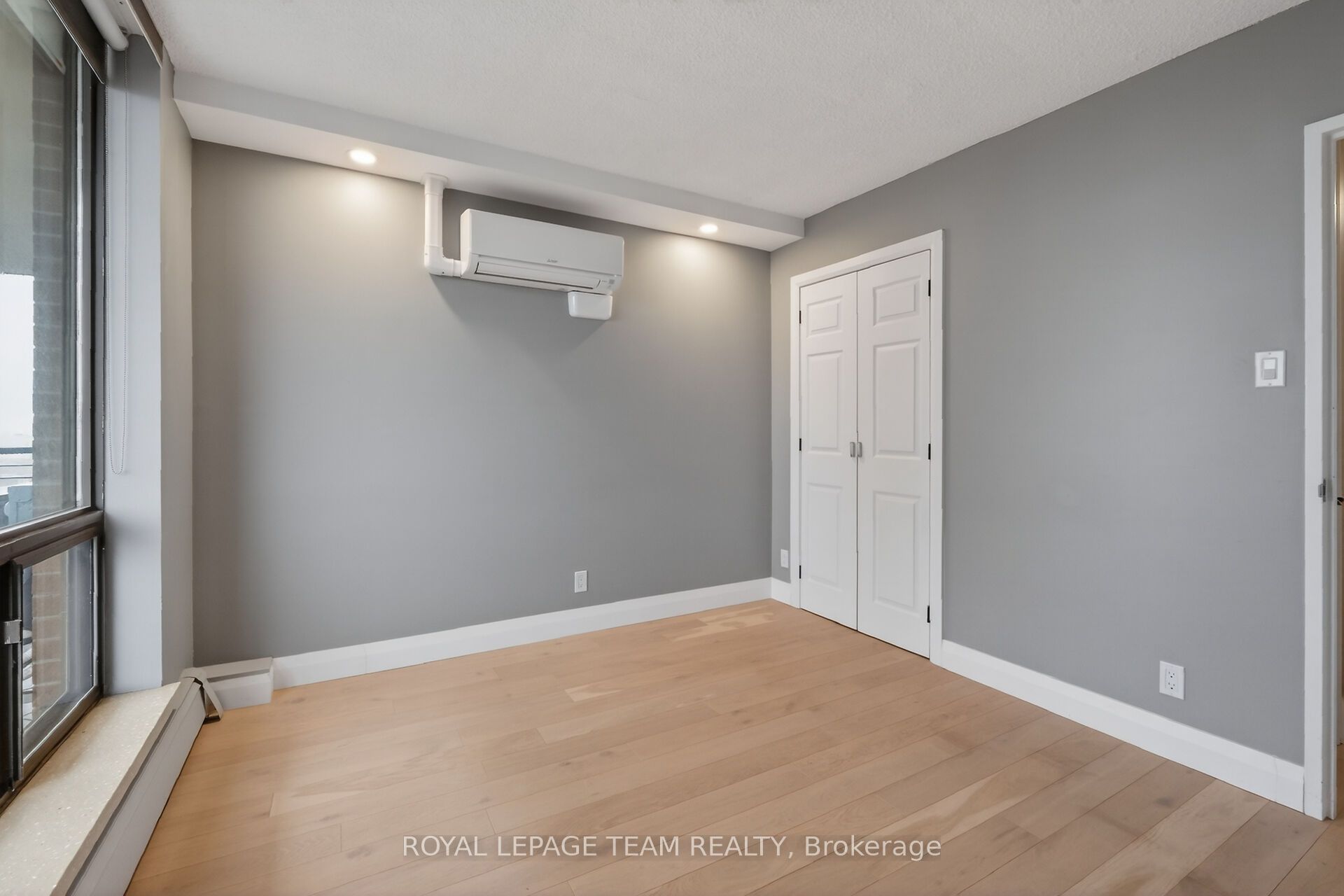 515 St Laurent Boulevard 2012 Property Photo 22