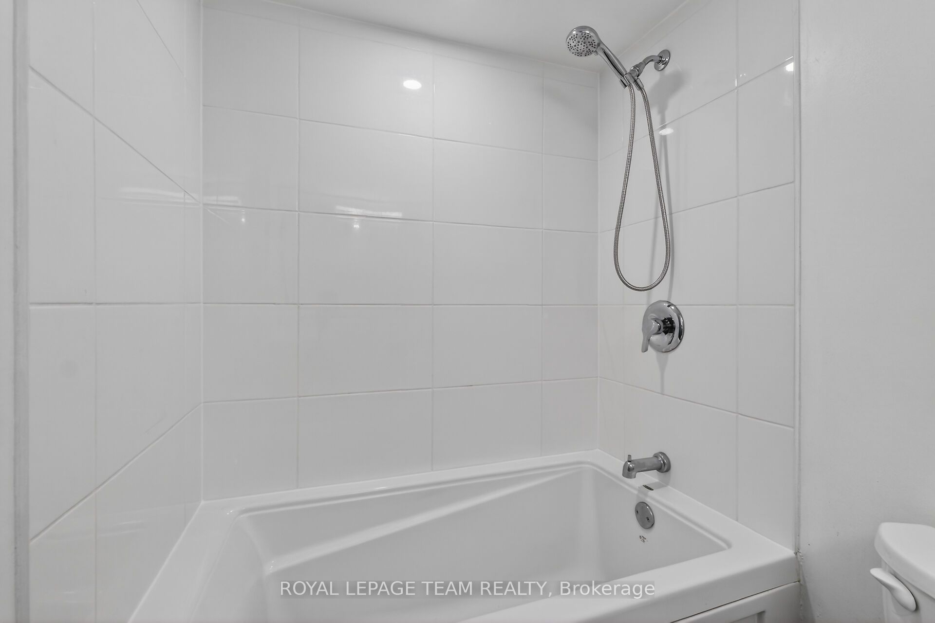 515 St Laurent Boulevard 2012 Property Photo 24
