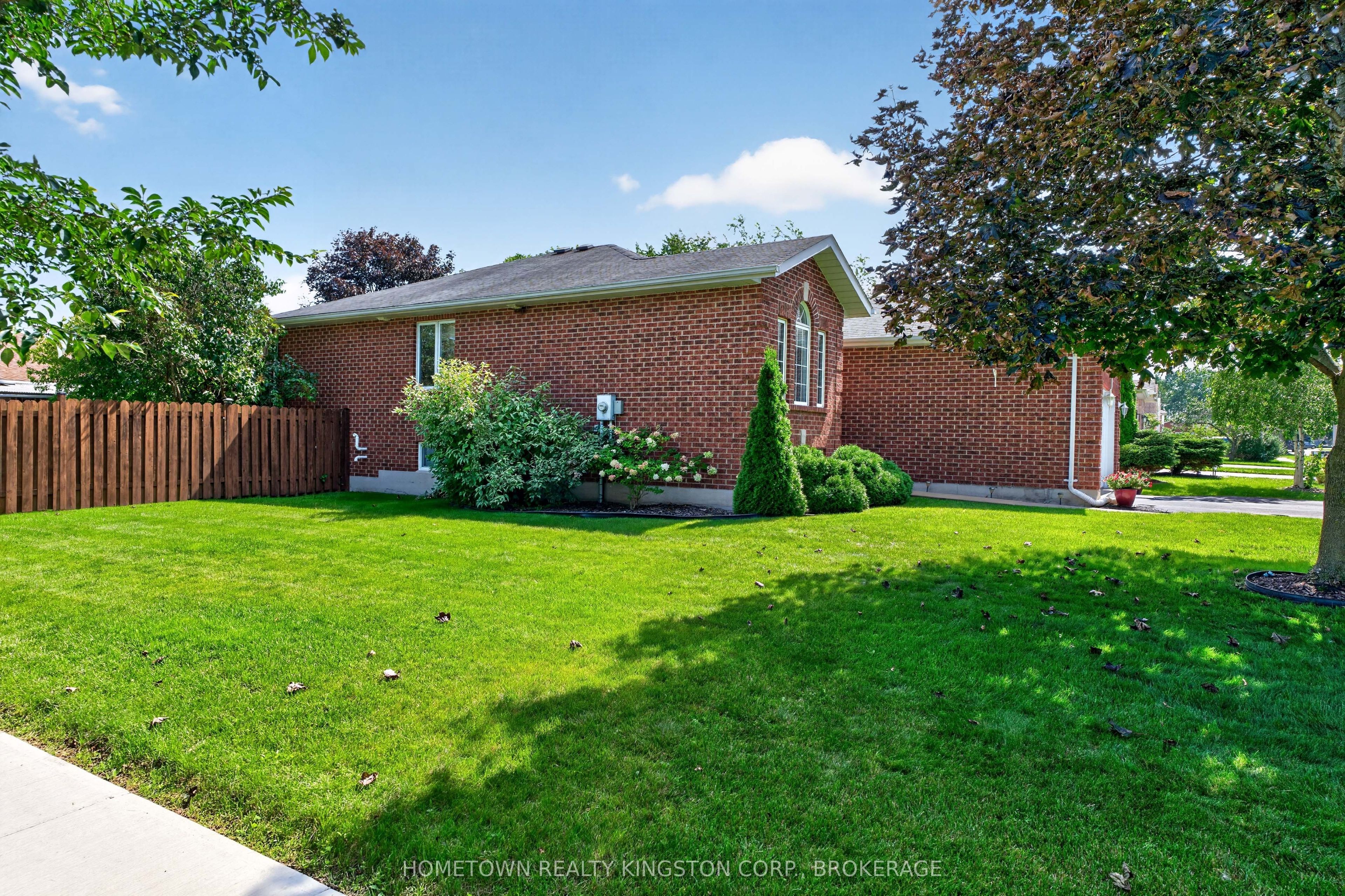 540 Sackville Crescent Property Photo 2