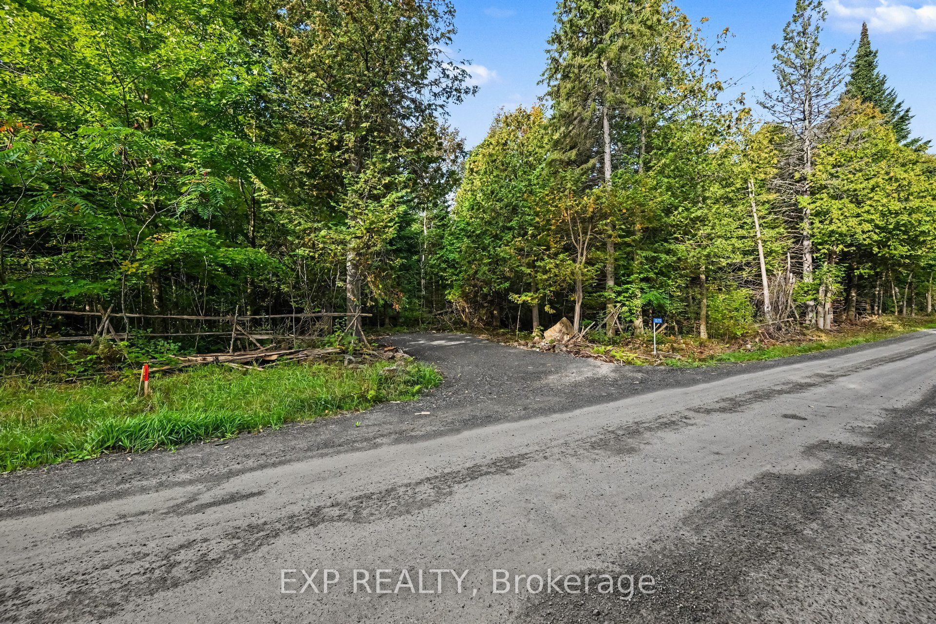 1579 Darling Road Property Photo 2