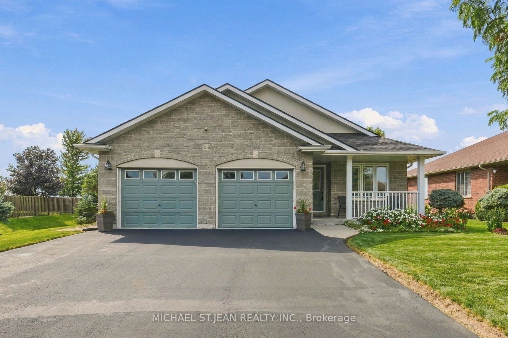 26 Leslie Street W Property Photo 2