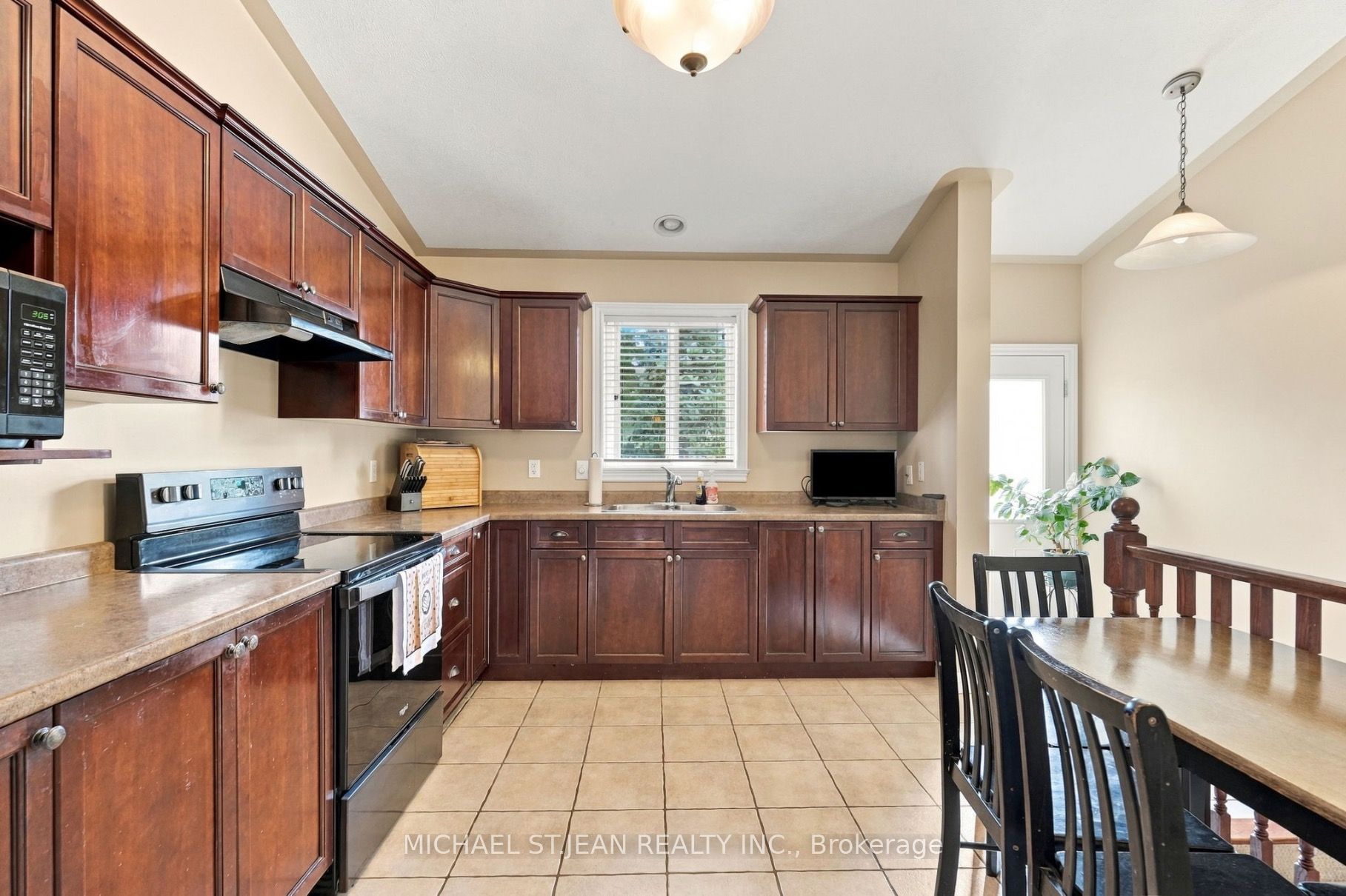 26 Leslie Street W Property Photo 14