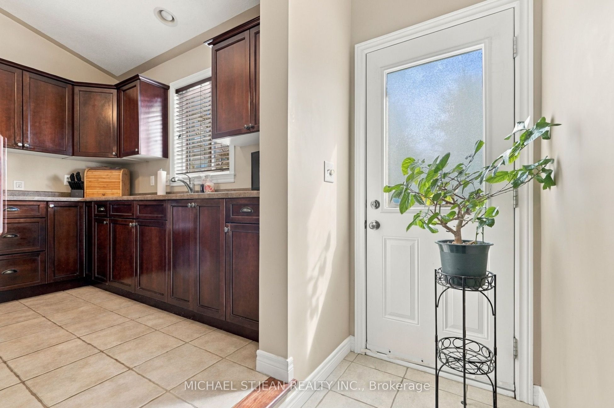 26 Leslie Street W Property Photo 16