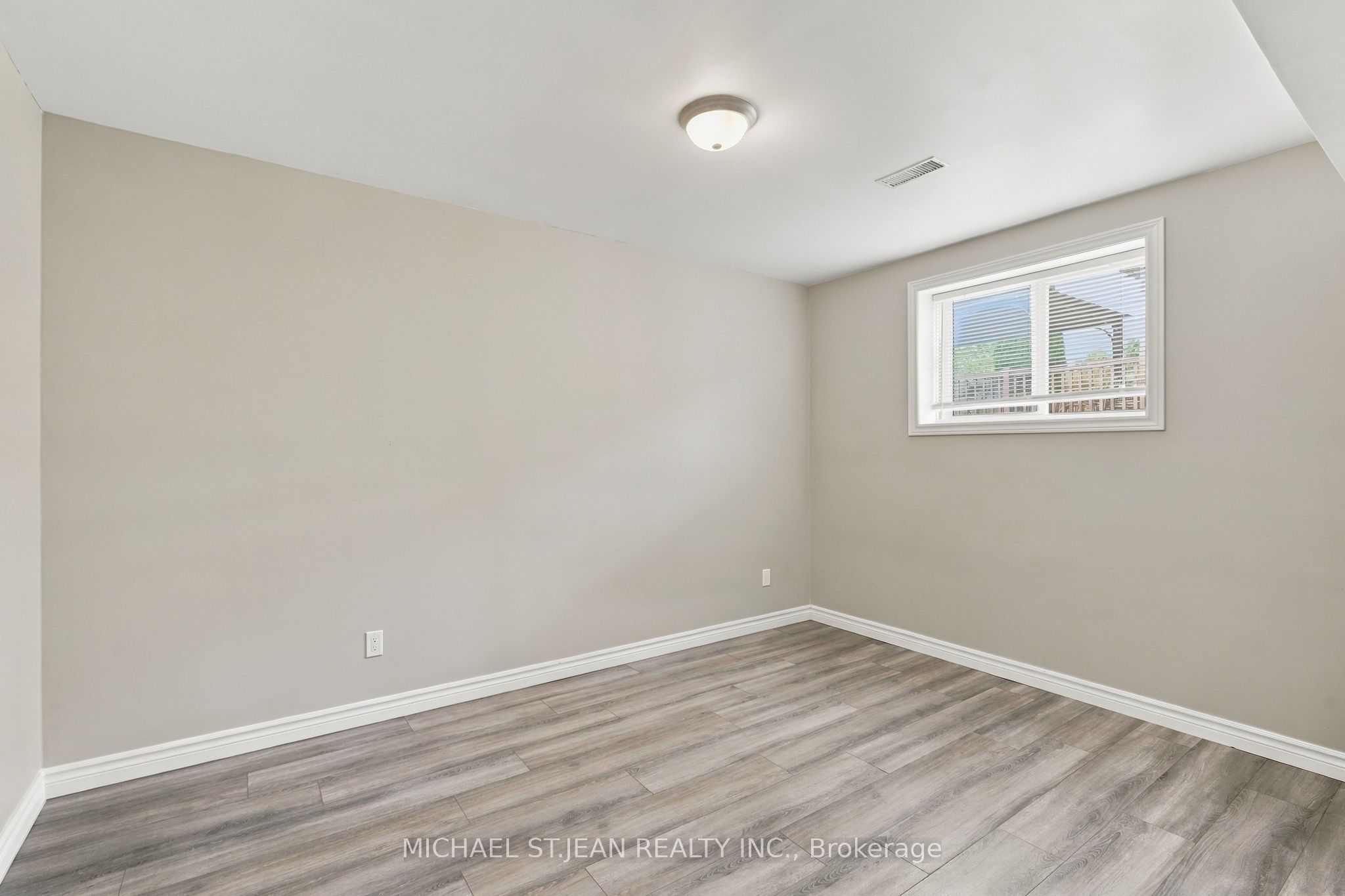 26 Leslie Street W Property Photo 24