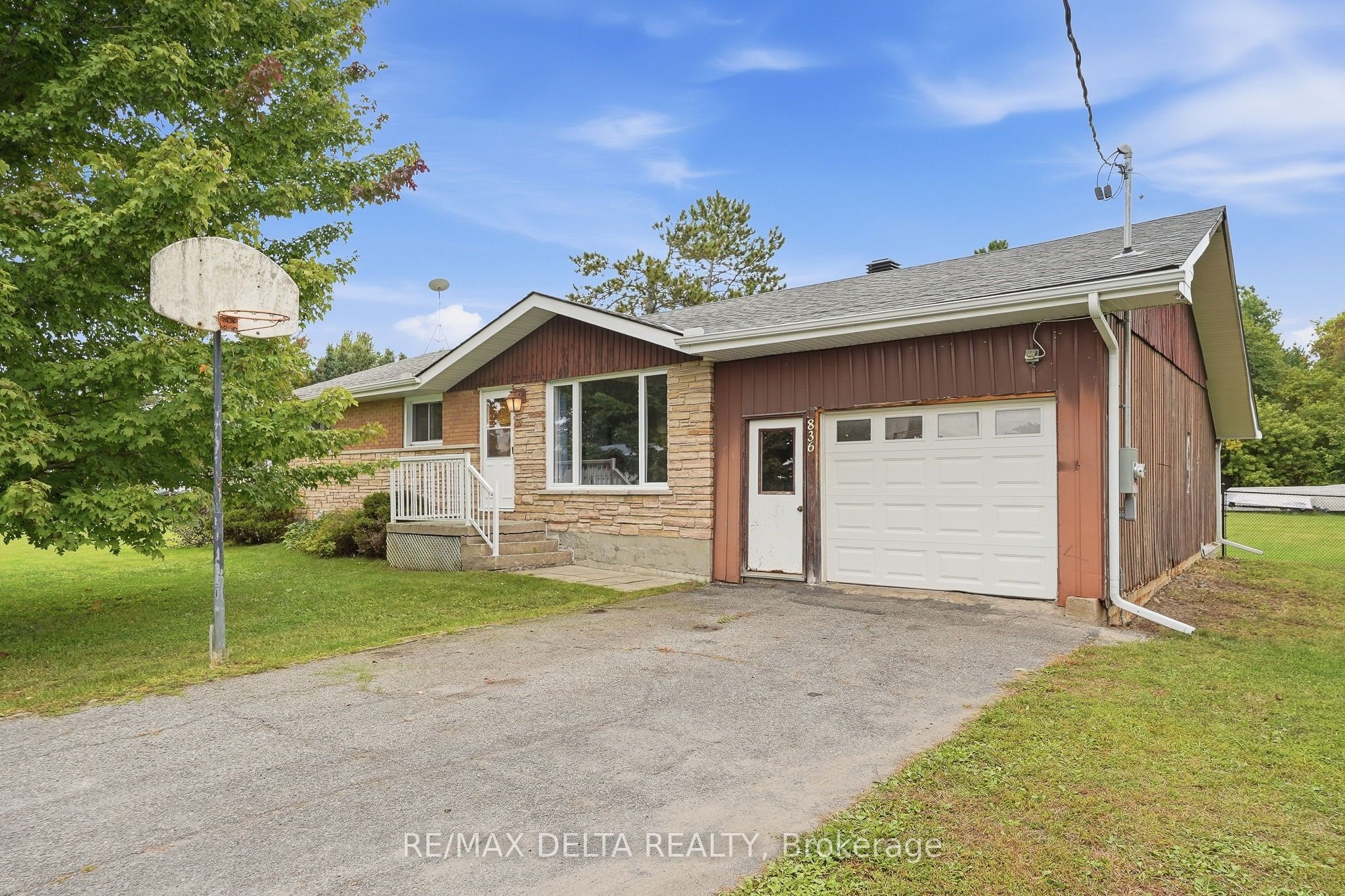 836 Cartier Street Property Photo 1