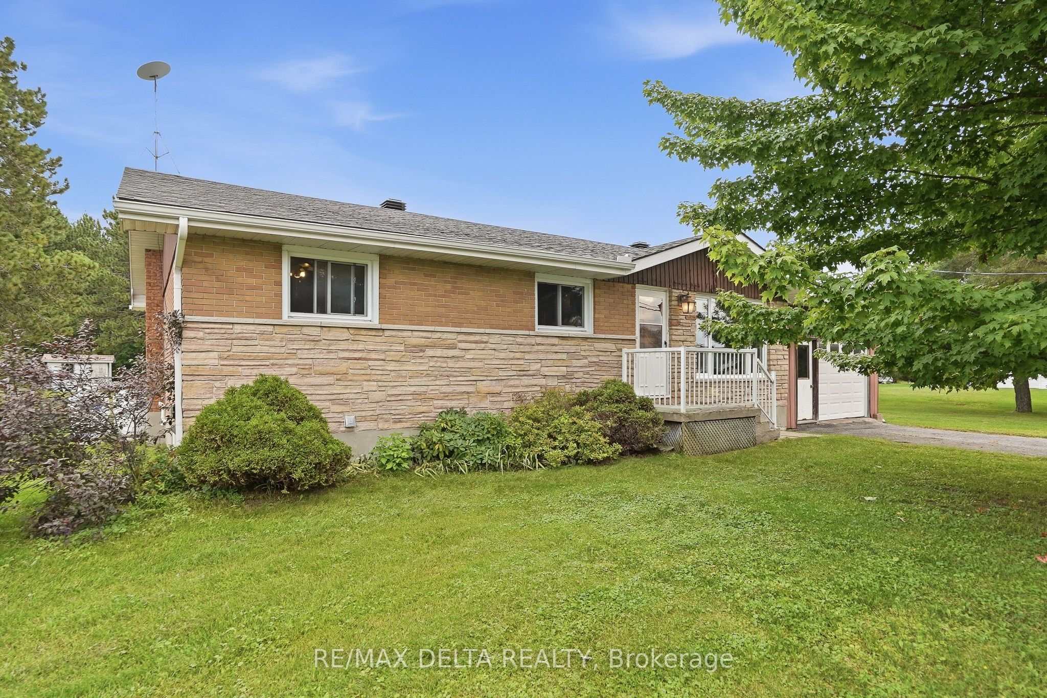 836 Cartier Street Property Photo 2