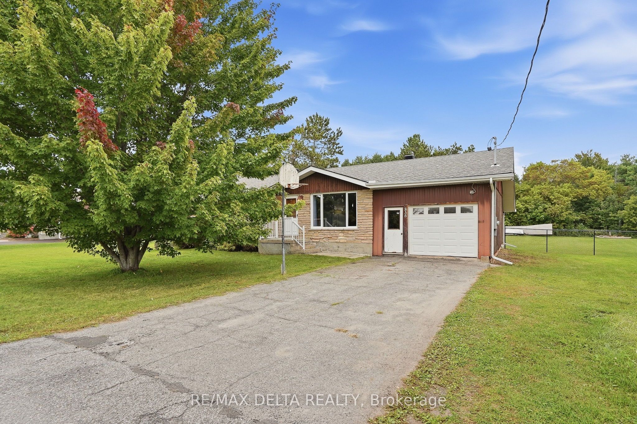 836 Cartier Street Property Photo 3