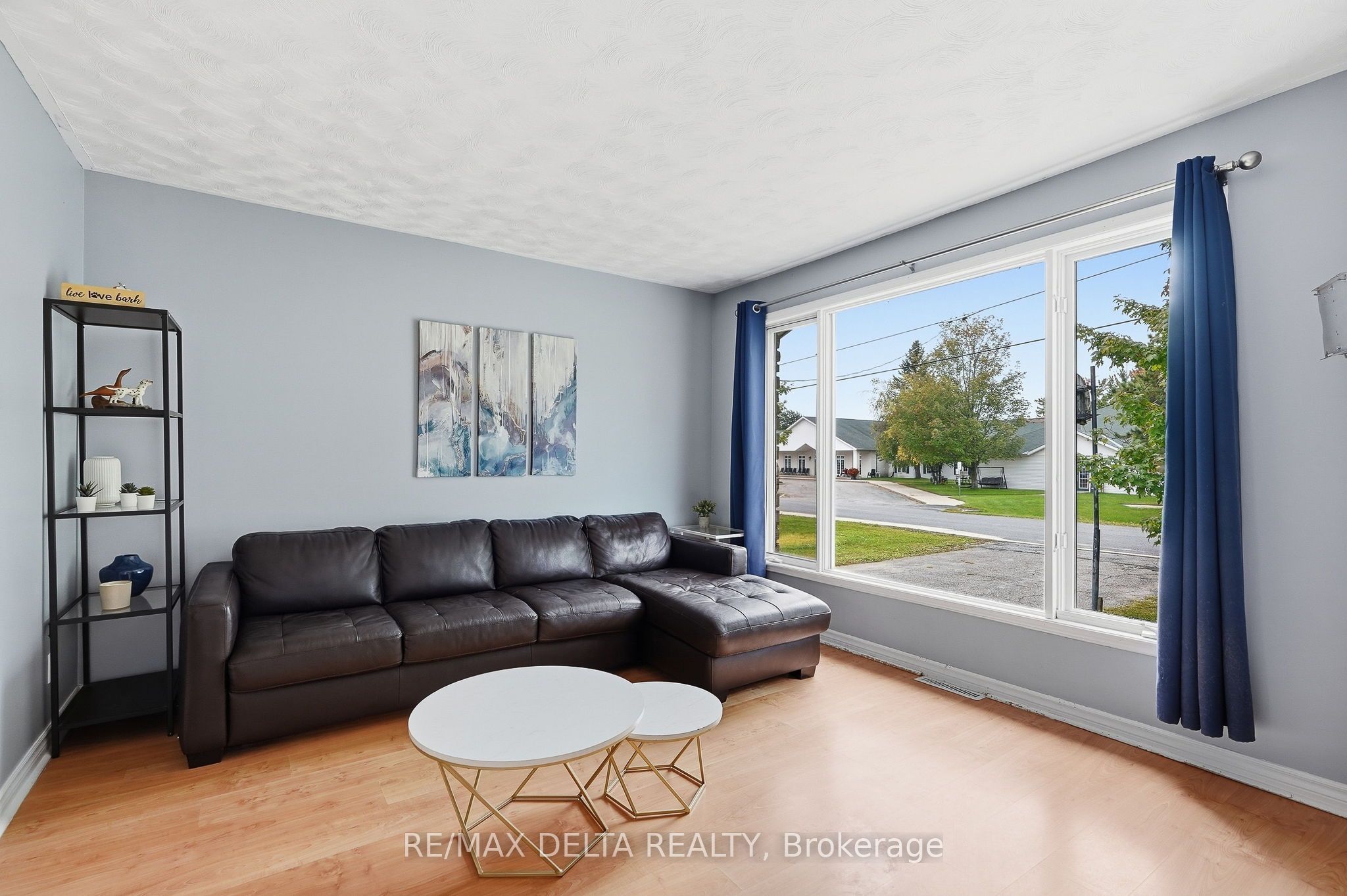 836 Cartier Street Property Photo 5