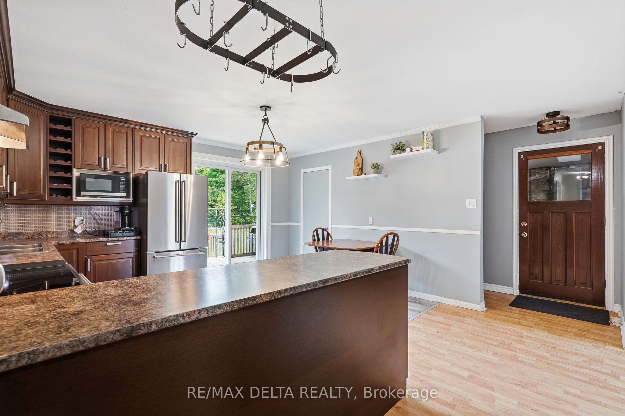 836 Cartier Street Property Photo 8