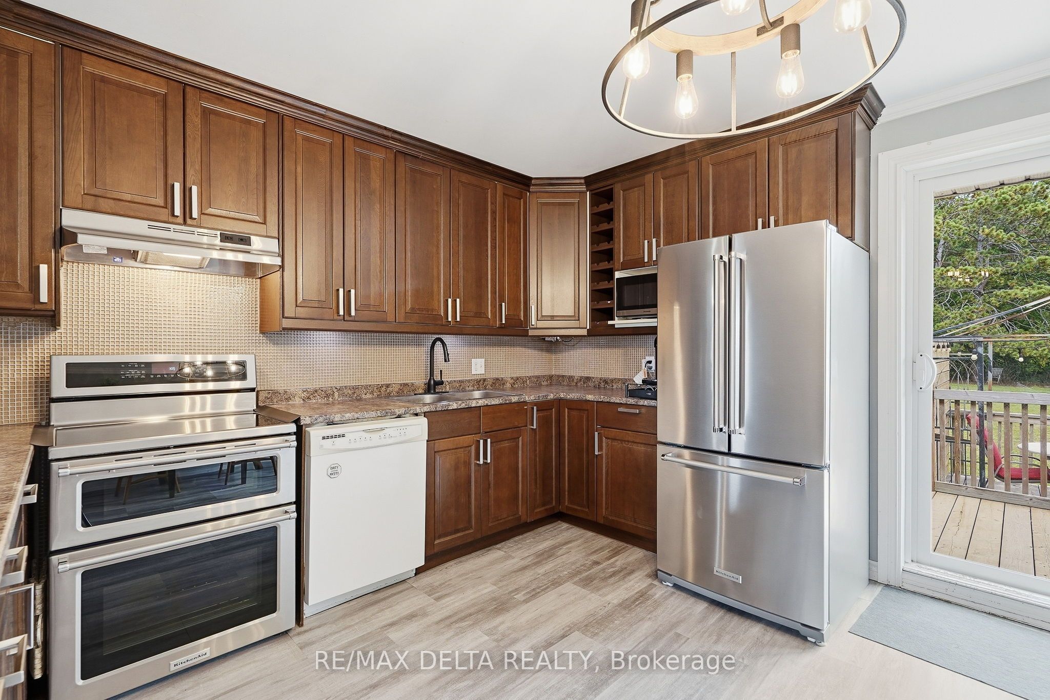 836 Cartier Street Property Photo 9