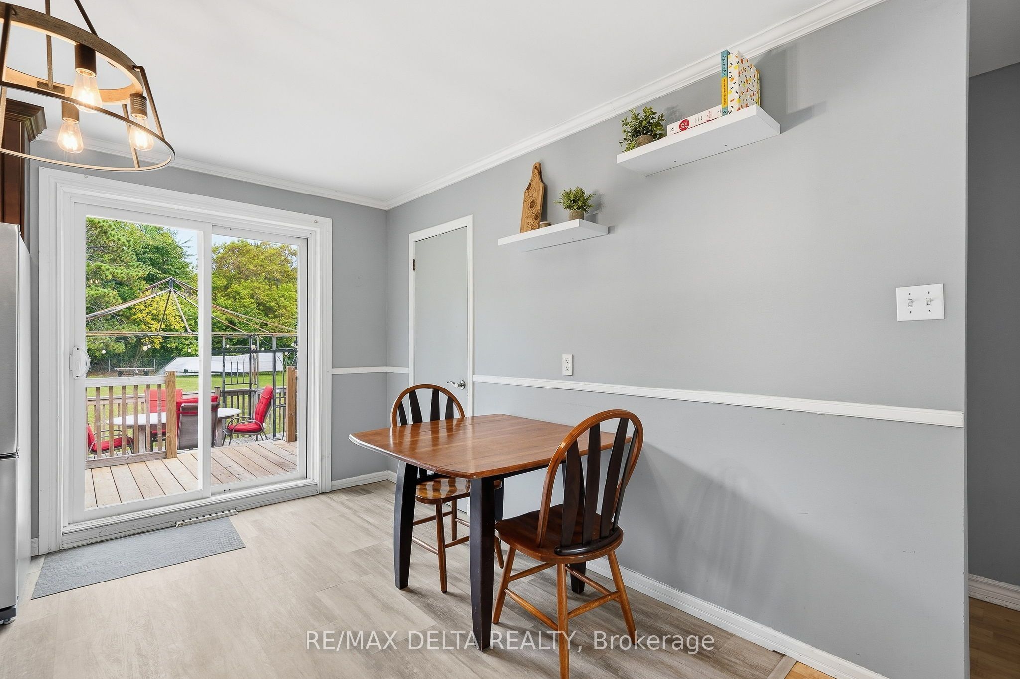 836 Cartier Street Property Photo 10