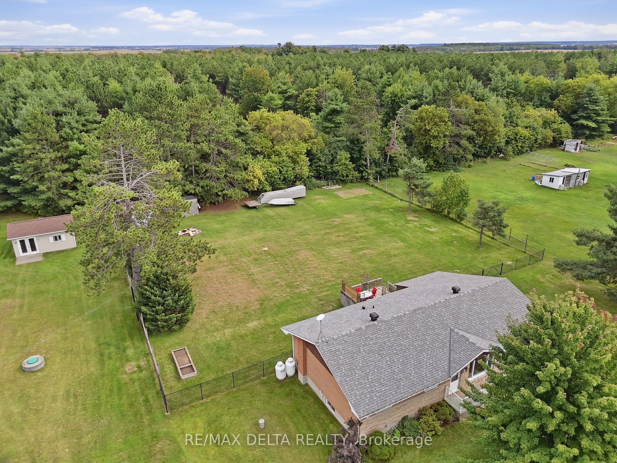 836 Cartier Street Property Photo 32