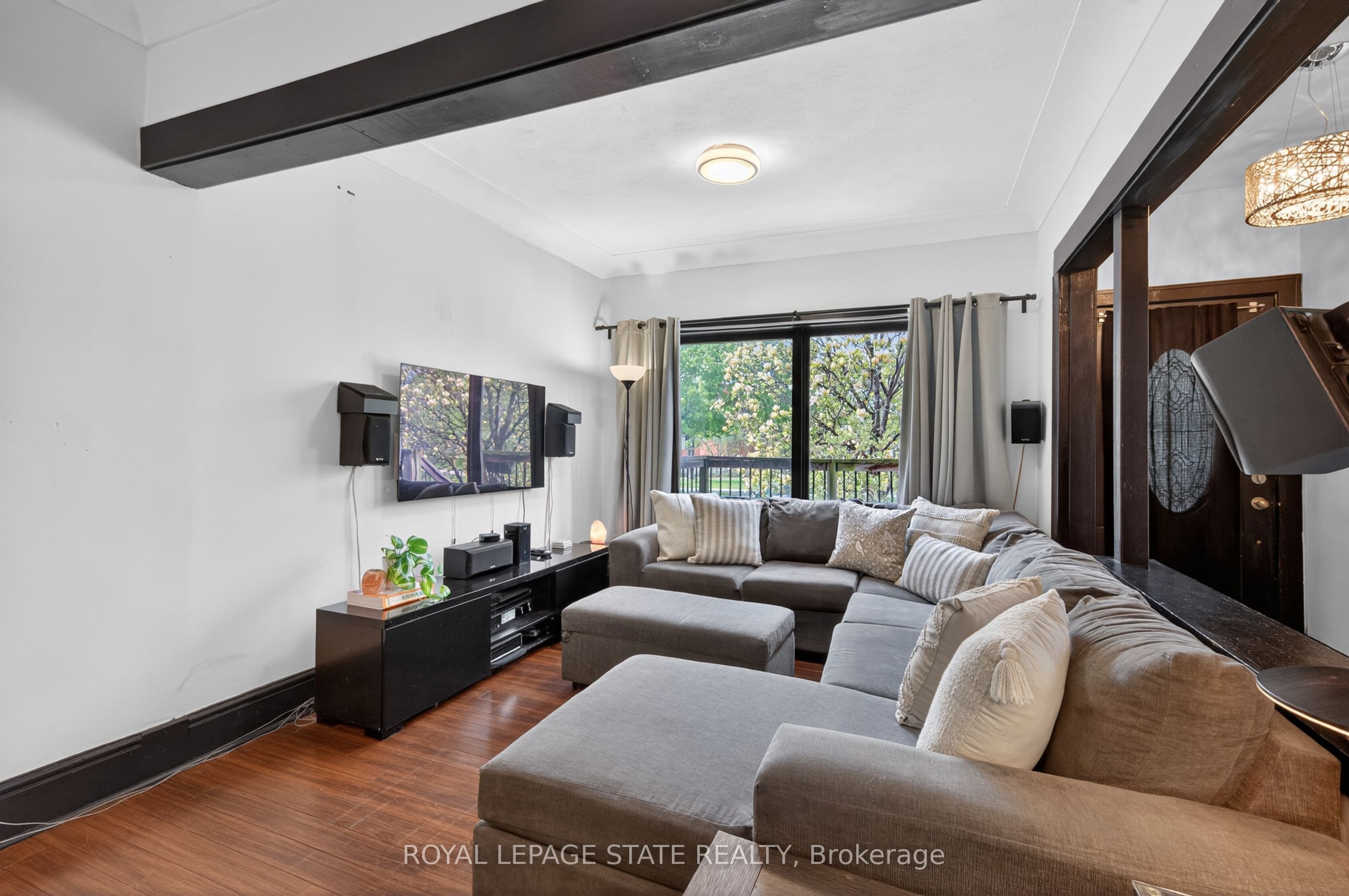 147 Strachan Street E Property Photo 4