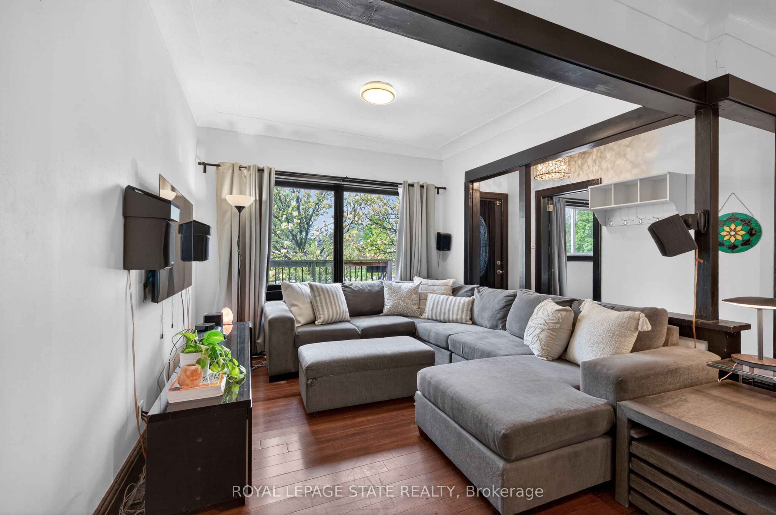 147 Strachan Street E Property Photo 6