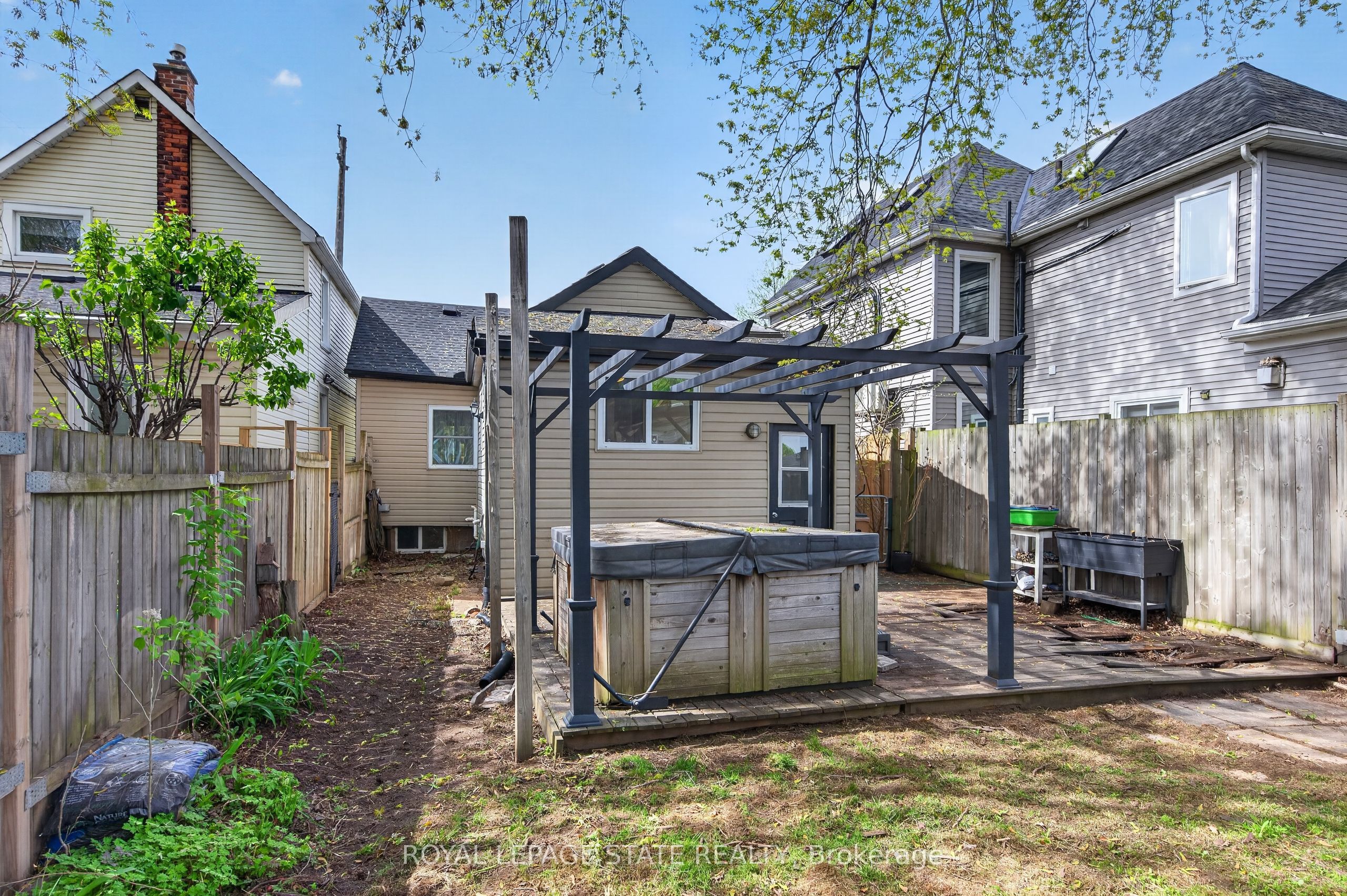 147 Strachan Street E Property Photo 28