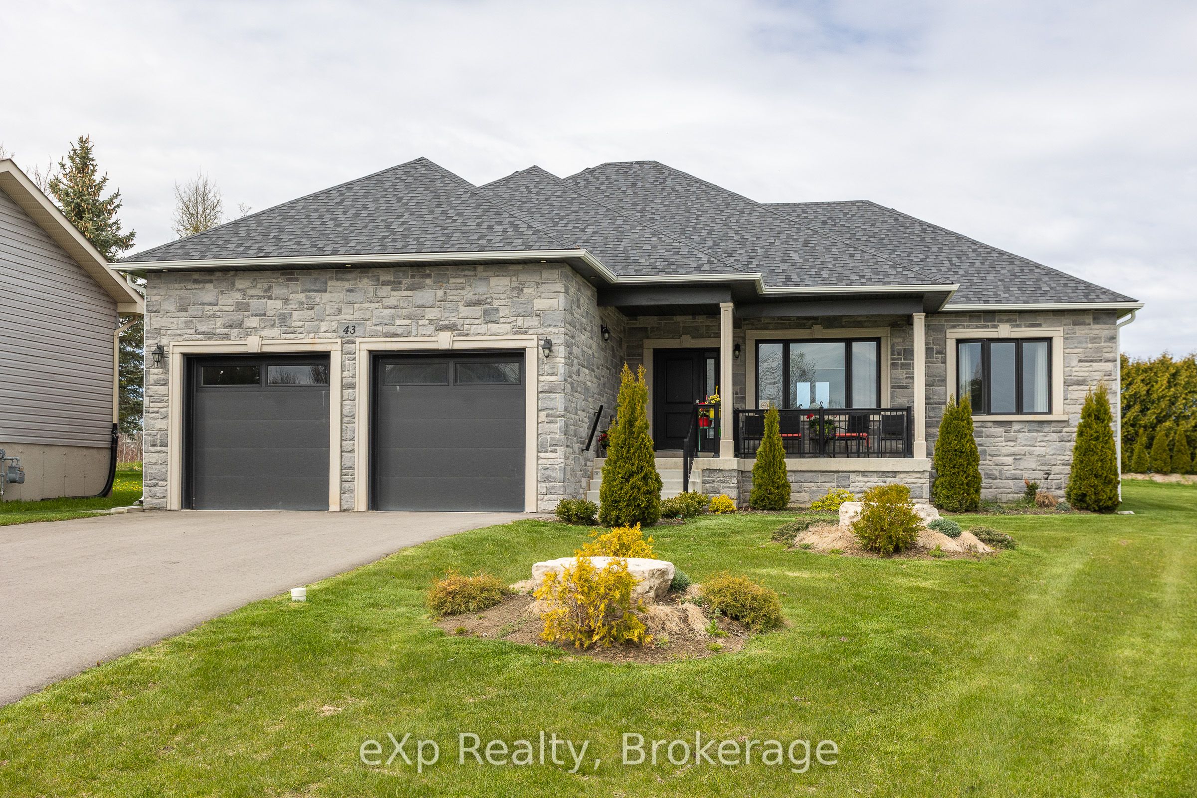 43 Country Crescent Property Photo 1