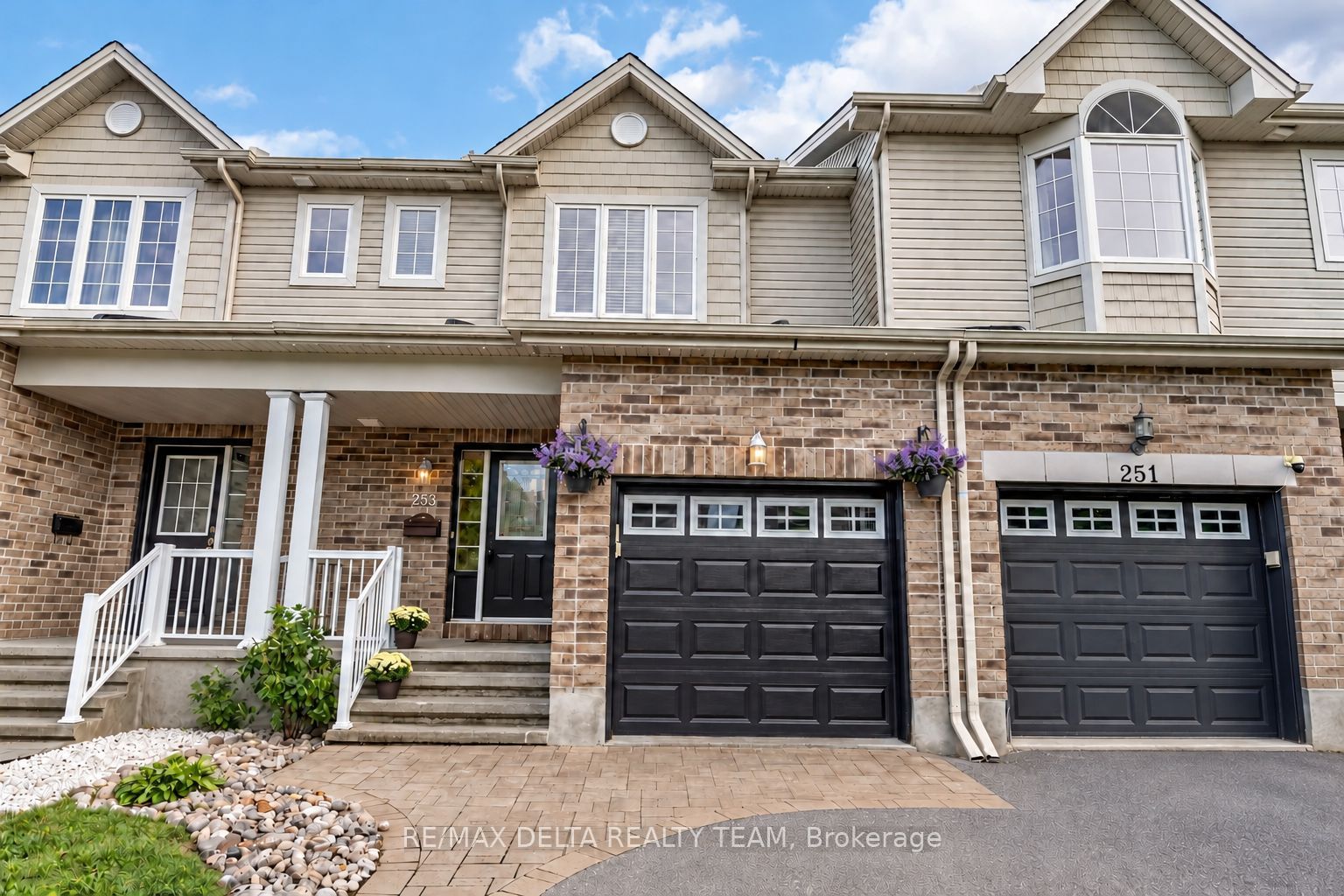 253 Cityview Crescent Property Photo 1