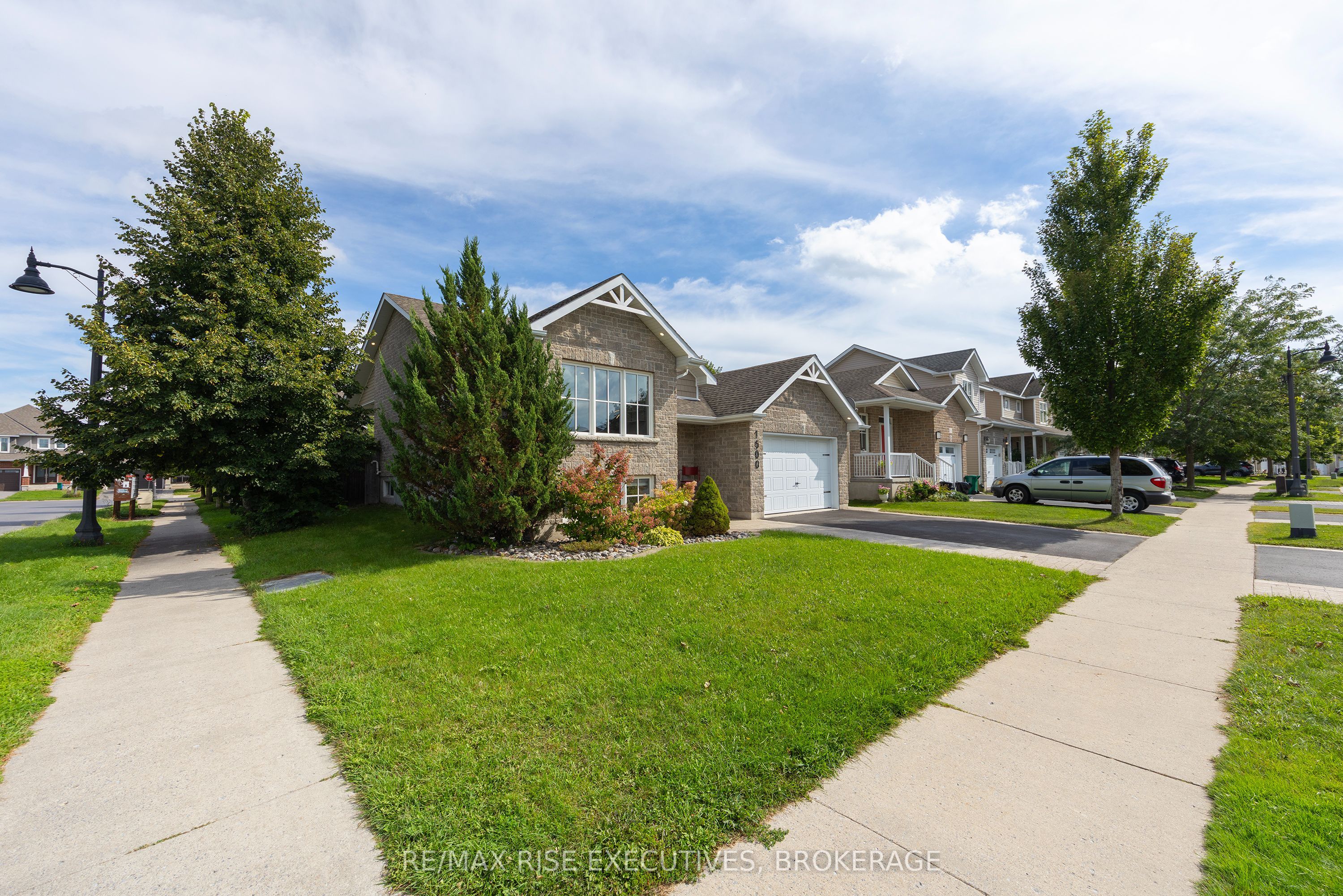 1500 Crimson Crescent Property Photo 2