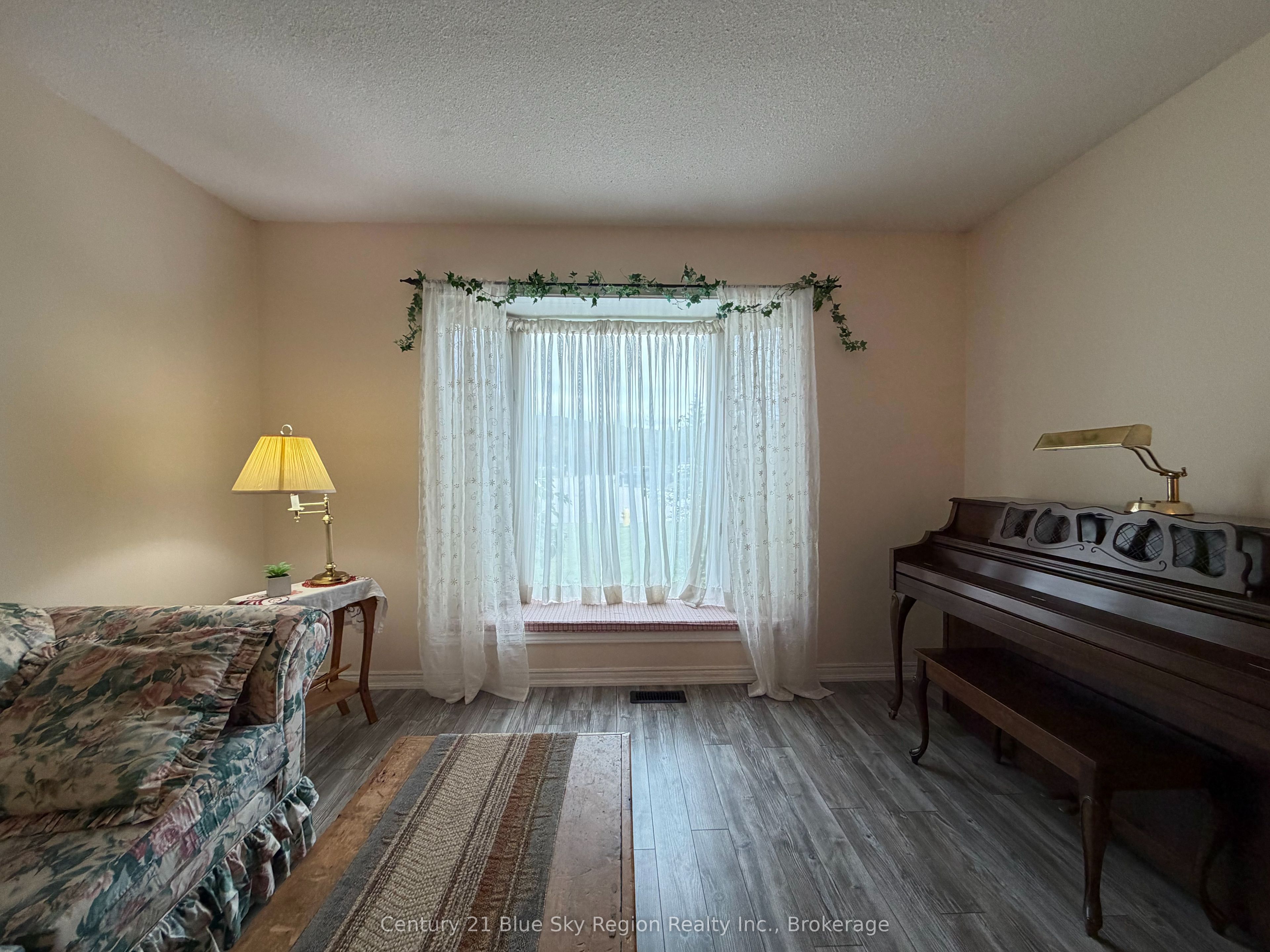 8 Found Court Property Photo 10