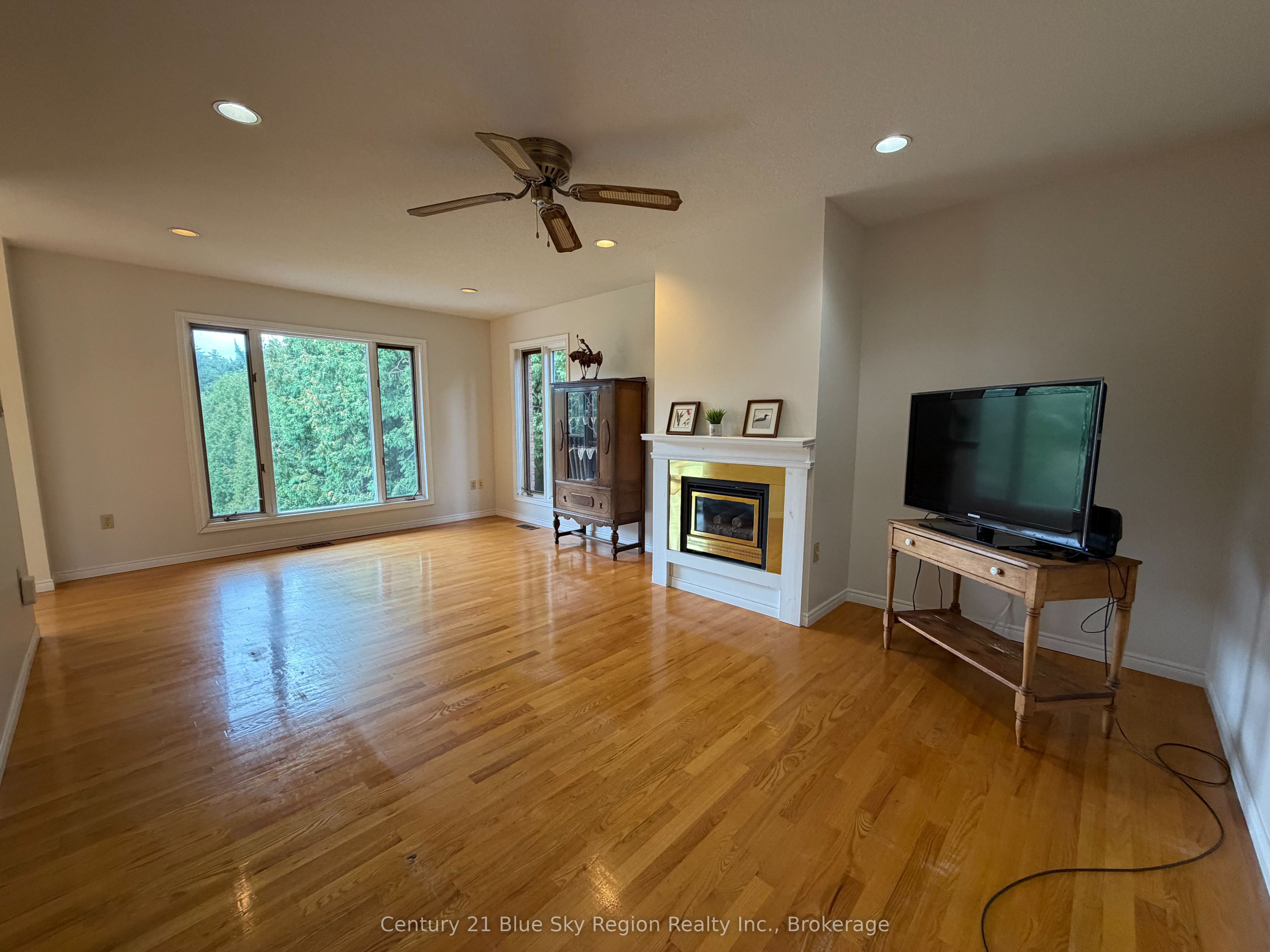 8 Found Court Property Photo 18