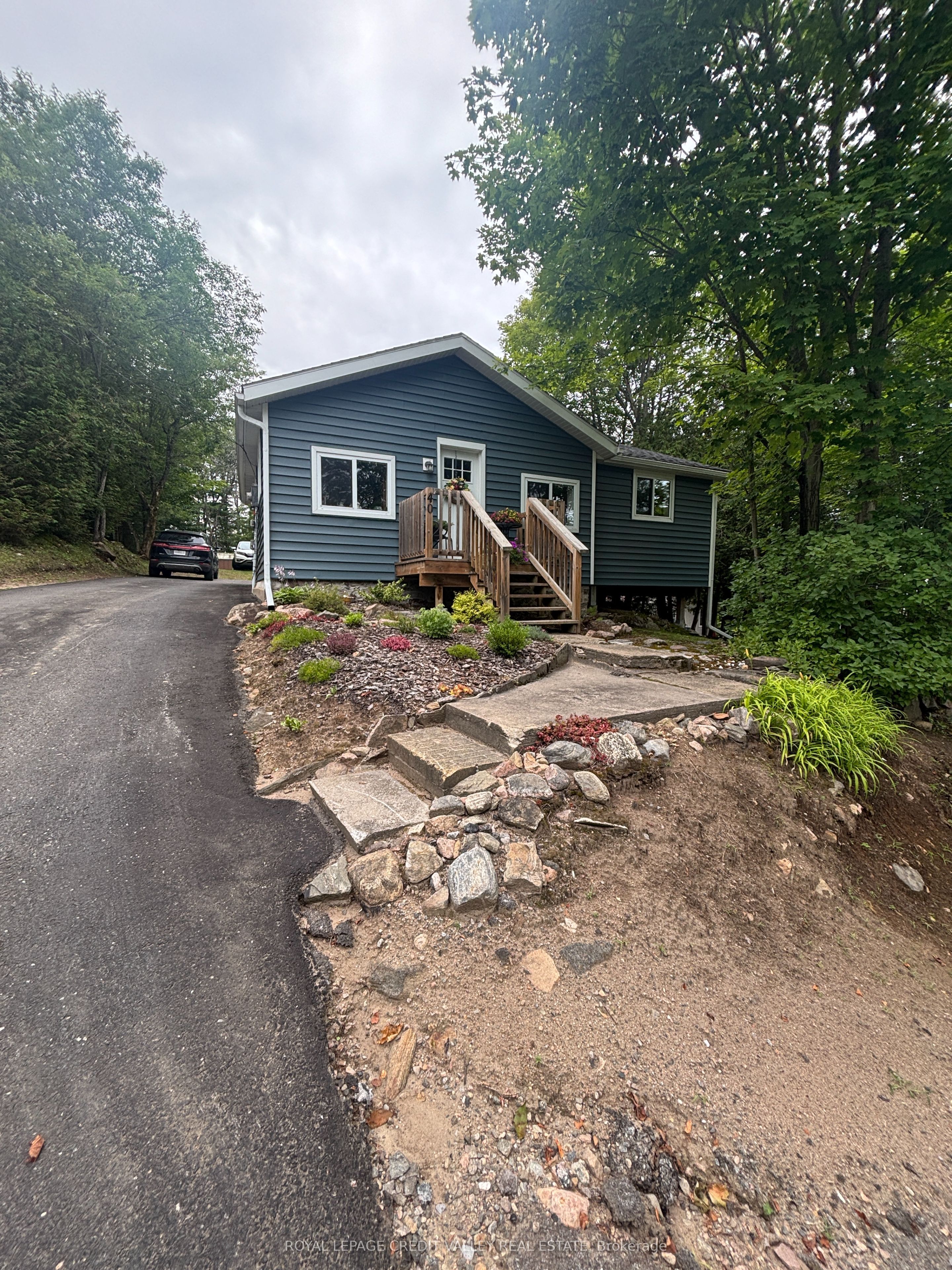 40 Cleak Avenue N Property Photo 2